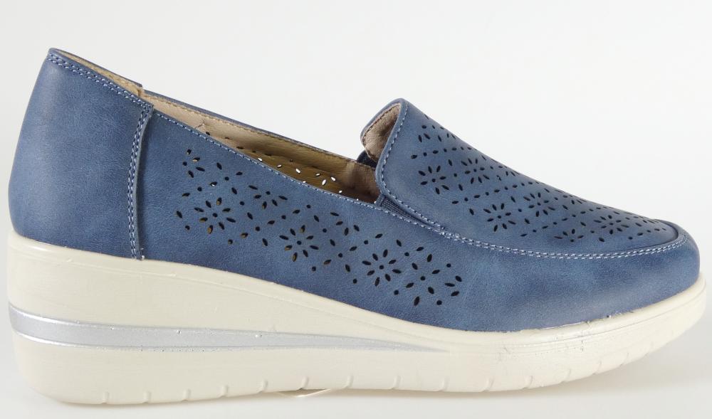 Slipper, Größe 37, Foto siehe Anlage,
- mit Laufsohlen aus laut Antrag Kunststoff,
- mit Oberteil (nicht geschlossenes Blatt; großflächig mit runden und annähernd ovalen
  Ausstanzungen versehen) aus Kunststoff (Spinnstoff mit einer mit bloßem Auge wahrnehmbaren
  Außenschicht aus Kunststoff; den größten Teil der Außenfläche bildend) und Spinnstoffen,
- nicht den Knöchel bedeckend,
- ohne Metallschutz,
- mit einer größten Höhe des Absatzes und der Sohle von ca. 5 cm.

"Schuhe, andere als in Position 6401 genannte, mit Laufsohlen und Oberteil aus Kunststoff, andere 
 als in den Unterpositionen (KN) 6402 1210 bis 6402 9910 genannte, deren Blatt nicht geschlossen 
 ist, mit Absatz und Sohle mit einer größten Höhe von mehr als 3 cm"