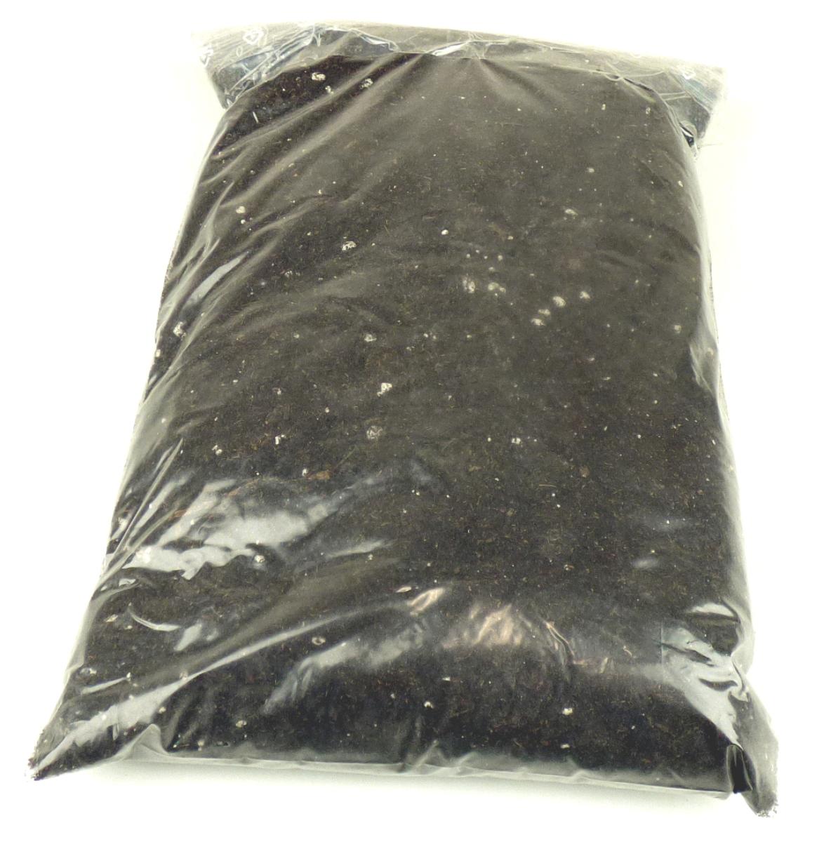 Angaben:
Pflanzenerde, verpackt in 50-L-Säcken. Zusammensetzung: 37 % Balt. Weißtorf, 30 % Schwarztorf, 30 % Grünkompost, 3 % Perlite, 0.3 kg/m3 NPK-Dünger, 0.6 kg/m3 Kalkammonsalpeter, 0.1 kg/m3 Phosphat mit Silicium, 0.1 kg/m3 Spurennährstoffdünger, 0.5 kg/m3 Methylenurea.

Feststellungen:
Dunkelbraune, feuchte Erde mit feinen, hellen Partikeln, weißem Granulat, kleinen Holzteilen  und faserigem Pflanzenmaterial.

Befund:
Chemische Erzeugnisse und Zubereitungen der chemischen Industrie oder verwandter Industrien (einschließlich Mischungen von Naturprodukten), anderweit weder genannt noch inbegriffen; chemische Erzeugnisse oder Zubereitungen, überwiegend aus organischen Verbindungen bestehend, anderweit weder genannt noch inbegriffen; andere.