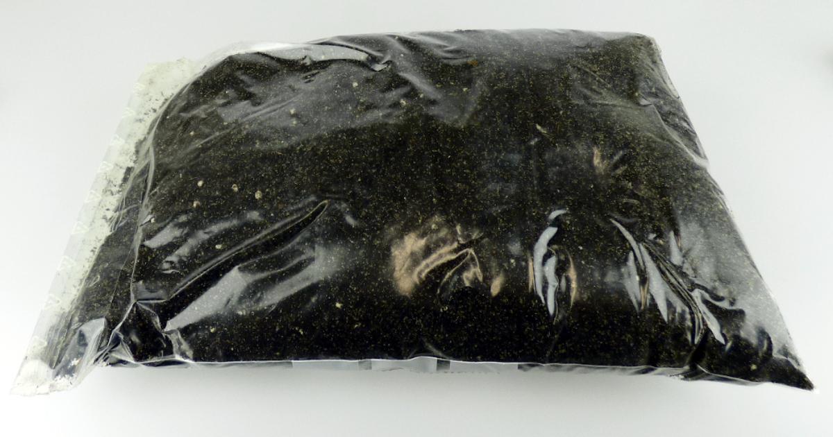 Angaben:
Pflanzenerde, verpackt in 5- bzw- 10-L-Säcken. Zusammensetzung: 87 % Mischtorf, 3 % Perlite, 250 kg/m3 Sand, 8 kg/m3 Kalk, 0.6 kg/m3 NPK-Dünger, 0.1 kg/m3 Phosphat mit Silicium, 0.1 kg/m3 Spurennährstoffdünger.

Feststellungen:
Schwarze, feuchte Erde mit feinen, hellen Partikeln, weißem Granulat und faserigem Pflanzenmaterial.

Befund:
Mineralische Brennstoffe, Mineralöle und Erzeugnisse ihrer Destillation; Bituminöse Stoffe; Mineralwachse: Torf (einschließlich Torfstreu), auch agglomeriert.