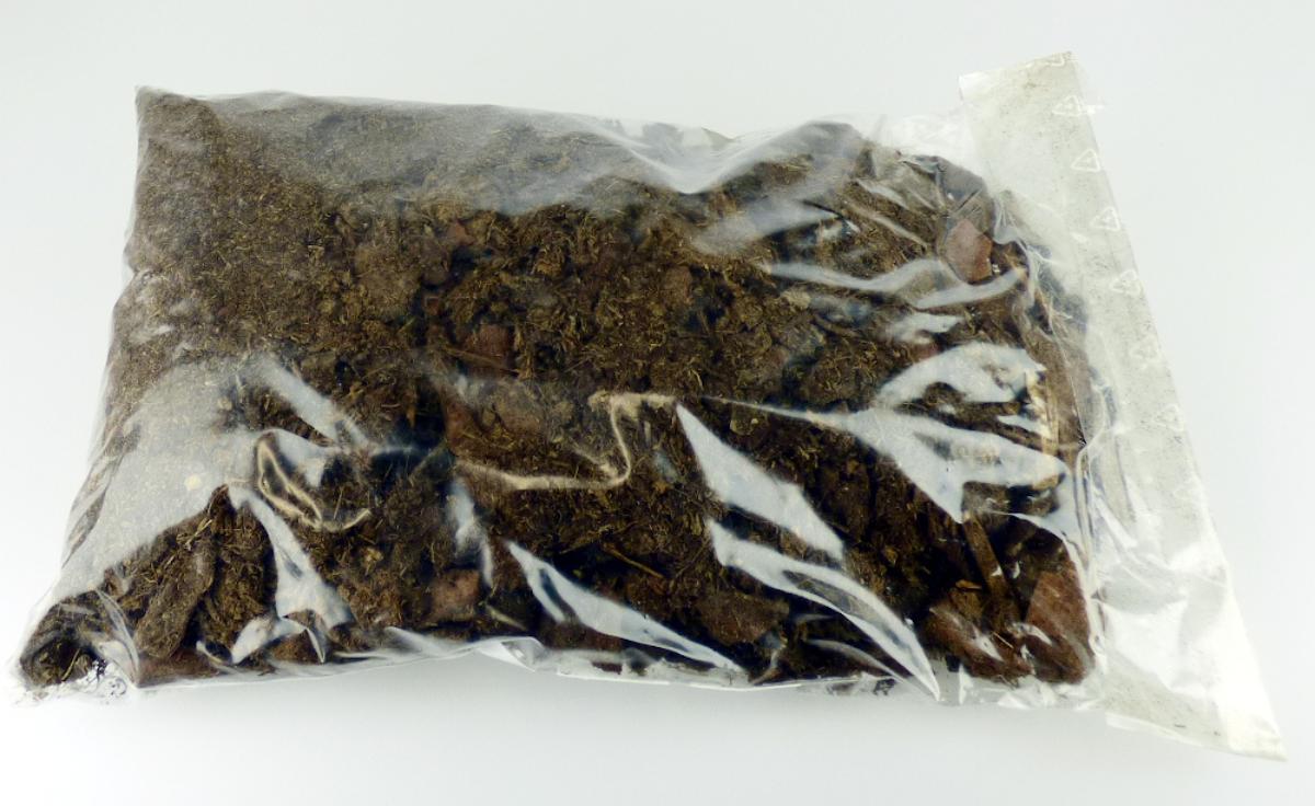 Angaben:
Pflanzenerde aus 30 % Brockentorf (15-25 mm), 70 % Pinienrinde, 2.5 kg/m3 Kalk, 0.7 kg NPK-Dünger (14-18-18).

Feststellungen:
Braune Mischung aus Holzstückchen und weiteren Pflanzenbestandteilen mit einer Korngröße von ca.1 bis 40 mm.

Befund:
Chemische Erzeugnisse und Zubereitungen der chemischen Industrie oder verwandter Industrien (einschließlich Mischungen von Naturprodukten), anderweit weder genannt noch inbegriffen; chemische Erzeugnisse oder Zubereitungen, überwiegend aus organischen Verbindungen bestehend, anderweit weder genannt noch inbegriffen; andere.