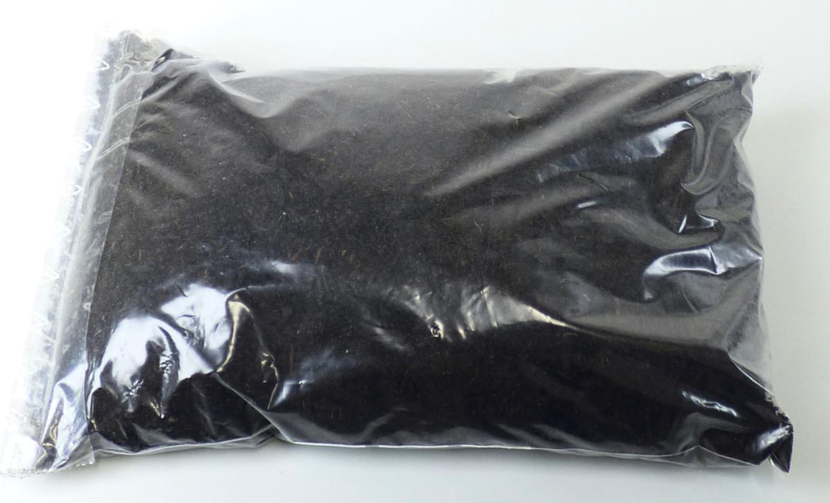 Angaben:
Blumenerde mit den Bestandteilen Grünkompost, Holzfasern, Rindenhumus, Cocopeat, Guano und Hornmehl; Gebindegröße 7,5 l, 15 l und 40 l.

Feststellungen:
 Schwarze, feuchte Erde mit hellen Partikeln, kleinen Holzteilen und faserigem Pflanzenmaterial; Trockenstoff: 40 %, Glührückstand 12,4 %.

Befund:
Chemische Erzeugnisse oder Zubereitungen, überwiegend aus organischen Verbindungen bestehend, anderweit weder genannt noch inbegriffen, andere.