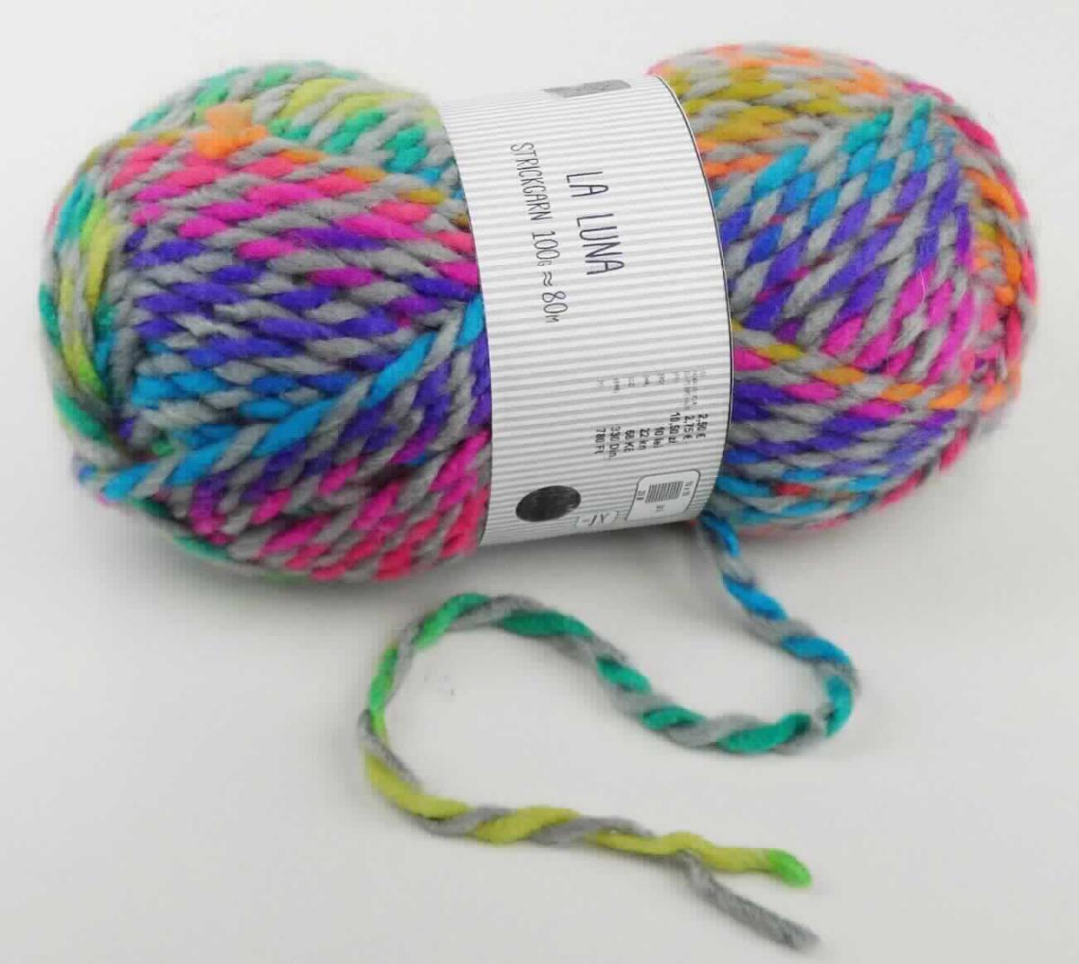 Garn, sog. Wollknäuel, Art. LA LUNA, Foto siehe Anlage,
- als Meterware im Knäuel, laut Antrag mit einer Länge von 80 m,
- mit einer bedruckten Papierbanderole umhüllt, 
- laut Untersuchungsergebnis:
-- gefärbtes Dochtgarn, somit nicht zur Kraftübertragung bzw. als Bindfaden der Position 5607 geeignet,
-- gezwirnt, mit einer S-Drehung als letzter Drehung, somit kein Nähgarn,
-- aus synthetischen Spinnfasern (laut Antrag Polyacryl), 
-- mit einem Gewicht von laut Antrag 100 g, somit in Aufmachung für den Einzelverkauf.

"Garne aus synthetischen Spinnfasern, kein Nähgarn, in Aufmachungen für den Einzelverkauf, mit einem Anteil
 an synthetischen Spinnfasern von mehr als 85 GHT"