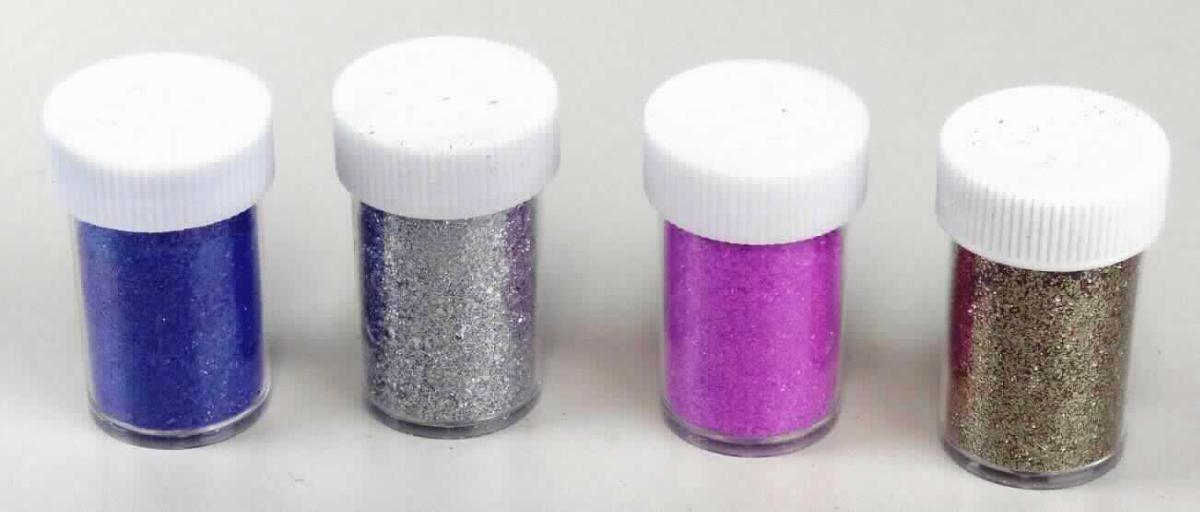 Angaben des Antragstellers: 
Glitzerpuder
Material: Polyethylenterephthalat (PET)

Untersuchungsergebnisse an einem Warenmuster:
In einer Verkaufsverpackung befinden sich 4 Kunststoffdosen mit jeweils ca. 7 g Glitterpuder in den Farben gold, silber, rosa und blau. Es handelt sich um sechseckige sehr kleine Partikel aus mehrlagigen Folien. Die Partikel bestehen aus überwiegend Polyester und Melaminharz.
Die Partikel stellen sich als Primärformen aus Kunststoff dar.

Befund:
Es liegt ein anderer gesättigter Polyester in Primärform der Unterposition (KN) 3907 9980 vor.