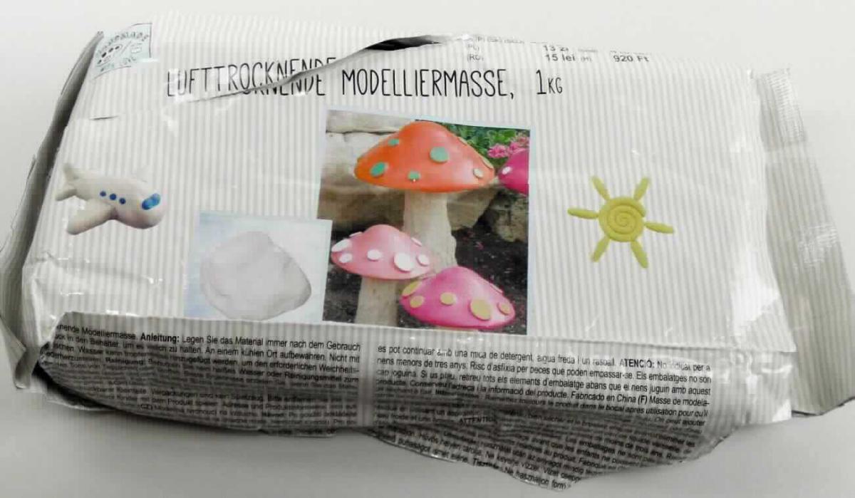 Angaben: 
Modelliermasse, lufttrocknend, 1kg.

Warenbeschreibung: 
Hellgraue, knetbare Masse, verpackt in einem Alufolienbeutel.

Befund: 
Modelliermasse, auch zur Unterhaltung für Kinder.