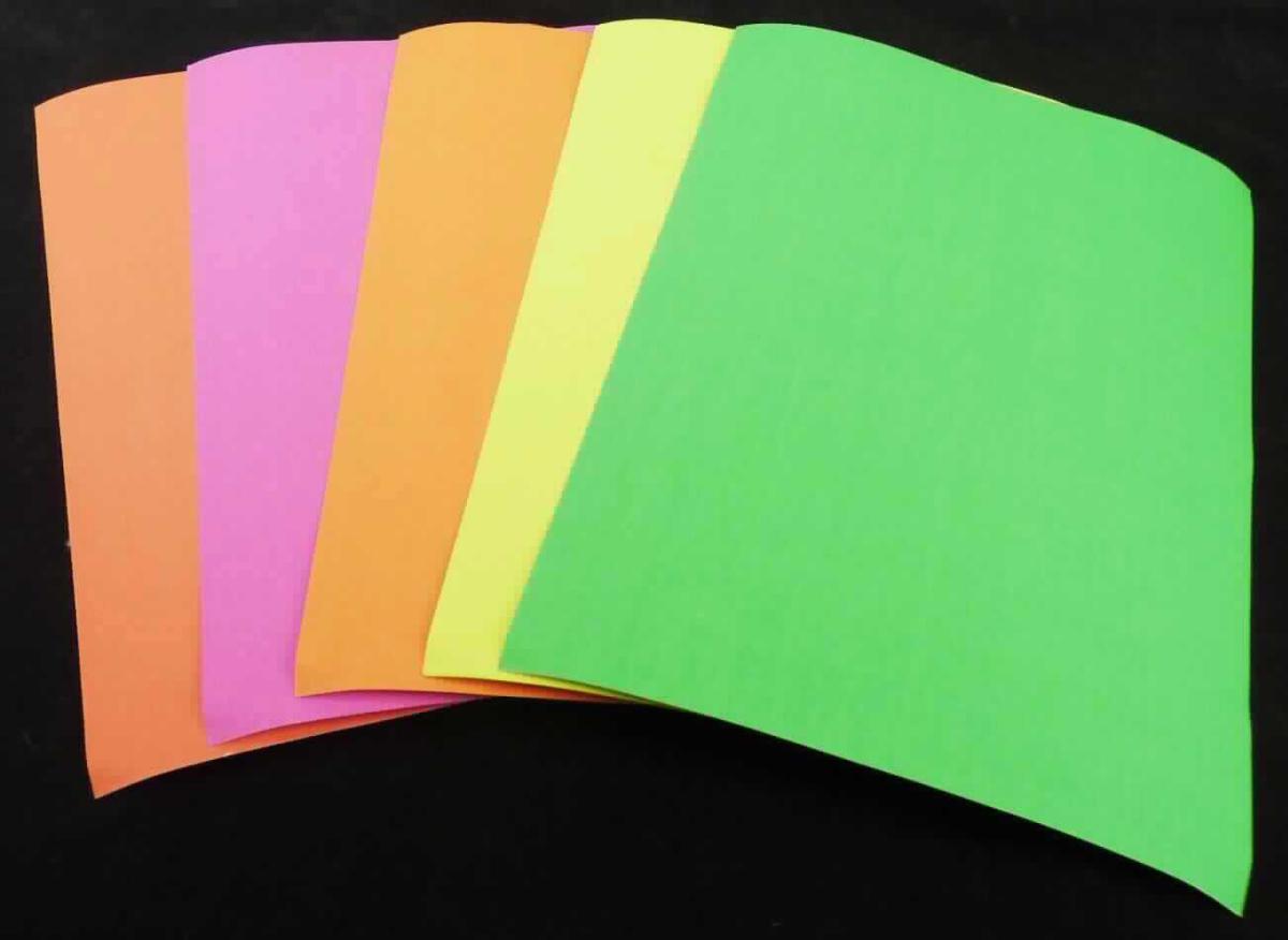Es handelt sich um ungestrichenes Kartonpapier zum Basteln in rechteckigen Bogen (Format DIN A4, Quadratmetergewicht 220g/m²), das auf einer Seite auf der Oberfläche gefärbt ist. Zehn Papierbogen sind als Stapel in einem bedruckten sowie etikettierten Beutel aus Kunststofffolie verpackt.
 
Abbildung siehe Anlage.

Derartige Waren gehören als "andere Papiere, auf der Oberfläche gefärbt, in rechteckigen Bogen, jeder Größe, ausgenommen Waren von der in der Position 4803, 4809 oder 4810 beschriebenen Art" zur Codenummer 4811 90 00 90 0 des Zolltarifs.
