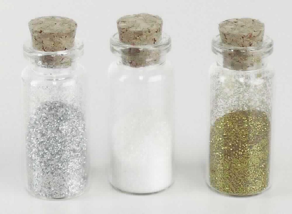 Angaben des Antragstellers: 
Glitterpuder

Untersuchungsergebnisse an einem Warenmuster:
In einer Verkaufsverpackung befinden sich 3 Gläschen Glitterpuder in den Farben gold, silber und weiß. Es handelt sich um sechseckige sehr kleine Partikel aus mehrlagigen Folien und feines, loses Pulver. Die Partikel bestehen aus überwiegend Polyester und Melaminharz.
Die Partikel stellen sich als Primärformen aus Kunststoff dar.

Befund:
Es liegt ein anderer gesättigter Polyester in Primärform der Unterposition (KN) 3907 9980 vor.