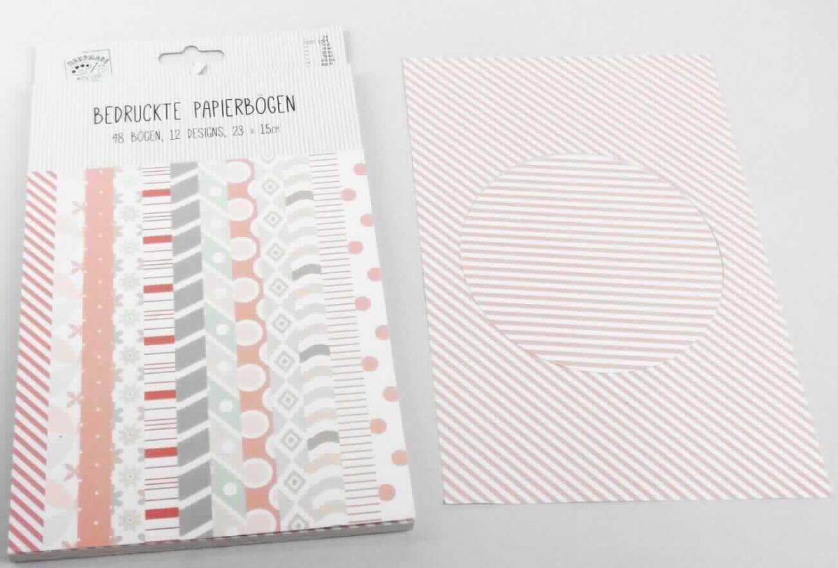 Es handelt es sich um 48 rechteckige Zuschnitte aus Papier (Format etwa 15,0 x 23,0 cm), die gemeinsam mit einem passgenauen, bedruckten Deckblatt und einem bedruckten Pappzuschnitt mit Eurolochung (Format etwa 15,0 x 26,0 cm) zu einem Abreißblock aus Papier vereint sind. Die Zuschnitte sind einseitig mit Musterungen in zwölf unterschiedlichen Designs bedruckt und sollen zu Bastelarbeiten verwendet werden. Die Ware ist in einem Beutel aus Kunststofffolie mit Eurolochung verpackt.

Abbildung siehe Anlage.

Derartige Waren gehören als "andere Waren des Papierhandels, aus Papier oder Pappe" zur Codenummer 4820 90 00 00 0 des Zolltarifs.