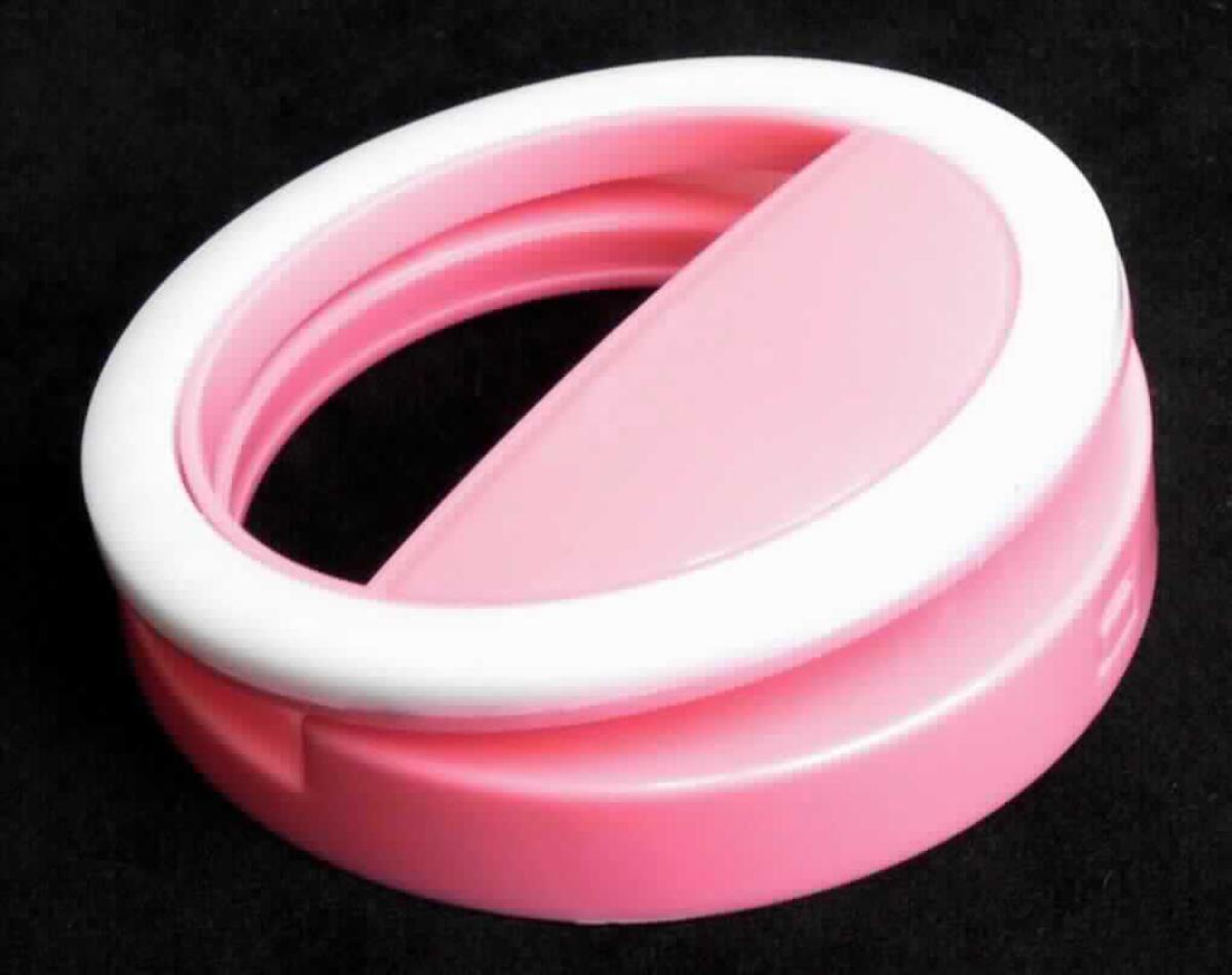 Ringlicht "Selfie-Ring" (Abbildung siehe Anlage)
- aus 36 weiß-leuchtenden LEDs (Dauerlicht in drei Helligkeitsstufen) in einem runden,
  klammerartigen Kunststoffgehäuse (Durchmesser ca. 8,5 cm, Höhe ca. 2,5 cm) mit
  Batteriefach für zwei einzusetzende Batterien (Typ: AAA) und Bedienelement,
- zur Verwendung als tragbare Leuchte (so gebaut, dass sie während ihrer Verwendung an einem 
  tragbaren Gegenstand befestigt werden kann), z. B. zur Ausleuchtung der Umgebung bei
  Smartphone-Fotoaufnahmen,
- in einer Faltschachtel verpackt.

"Tragbare elektrische Leuchte zum Betrieb mit eigener Stromquelle, kein Beleuchtungsgerät der
 Position 8512 - sog. Selfie-Ring"