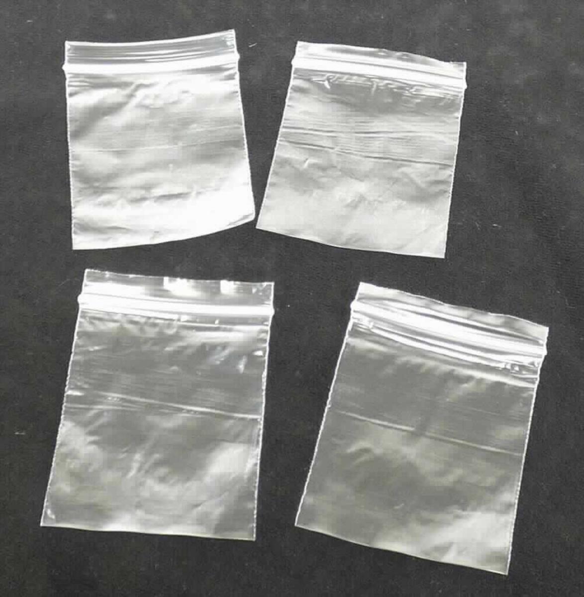 Bei dem vorliegenden Warenmuster handelt es sich um ein so genanntes Aufbewahrungstütchen aus - laut ergänzender Angaben der Antragstellerin - Polyethylen (PE), einem Kunststoff im Sinne der Anmerkung 1 zu Kapitel 39.

Das klarsichtige, ca. 5,5 x 8,0 cm große Erzeugnis besteht aus miteinander verschweißten Folien und ist entlang einer Schmalseite mit einem einfachen Druckverschluss versehen (damit weiter bearbeitet als von Anmerkung 10 zu Kapitel 39 zugelassen).

Das Erzeugnis dient zu Transport- und Verpackungszwecken und ist für eine längere Verwendung nicht vorgesehen.

Je 80 Stück sind in einem Polybeutel mit Pappkarte für den Einzelverkauf aufgemacht.

Derartige Waren sind zolltariflich als "Transport- oder Verpackungsmittel aus Kunststoffen, Säcke und Beutel (einschließlich Tüten) aus Polymeren des Ethylens" einzureihen.