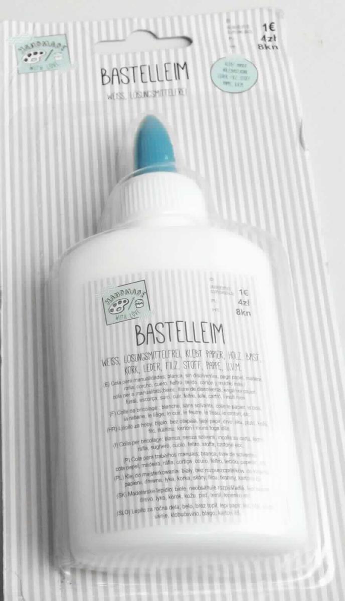Angaben des Antragstellers:
Bastelleim
Bei dem Artikel handelt es sich um eine Flasche mit ca. 100 g Bastelleim.

Feststellungen an einem Warenmuster:
Es wurde eine weiße Kunststoffflasche mit einer weißen, leicht viskosen Suspension vorgelegt. Die Flasche ist mit einem Etikett beklebt und in einem Verkaufsdisplay für den Einzelverkauf aufgemacht (Aufdruck auszugsweise: "BASTELLEIM   100 g")

Befund:
Es handelt sich um ein zur Verwendung als Klebstoff geeignetes Erzeugnis in Aufmachung für den Einzelverkauf mit einem Gewicht des Inhalts von 1 kg oder weniger im Sinne der Unterposition 3506 1000.