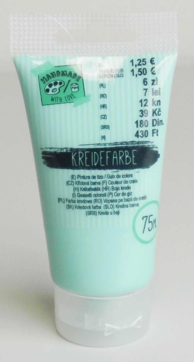 Angaben: 
Kreidefarbe, 75 ml; für Kunst, Hobby, Beruf und Freizeit.

Warenbeschaffentheit: 
Türkisfarbene Farbe, verpackt in einer 75ml-Kunststofftube.
 
Befund: 
Farben für Kunstmaler, für den Unterricht, für die Plakatmalerei, für Farbtönungen, zur Unterhaltung, in Täfelchen, Tuben, Töpfchen, Fläschchen, Näpfchen oder ähnlichen Aufmachungen.