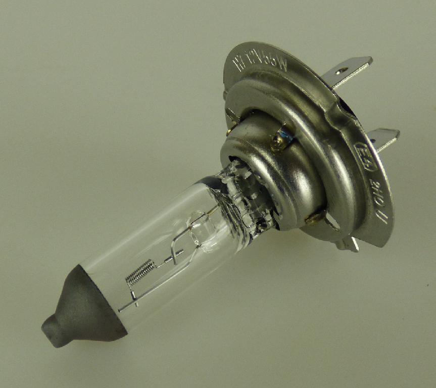 Halogenlampe H 7, Art. 16067 (Abbildung siehe Anlage),
- aus einem mit Halogengas gefüllten Glaskolben mit Wolfram-Glühwendel
  und PX26D-Sockel (H7),
- für eine Spannung von 12 Volt und eine Leistung von 55 Watt,
- zur Verwendung in Kfz-Scheinwerfern als Ersatzleuchtmittel,
- in einer für den Einzelverkauf üblichen Blisterverpackung aufgemacht.

"Wolfram-Halogen-Glühlampe, von der für Kraftfahrzeuge verwendeten Art -
Halogenlampe"