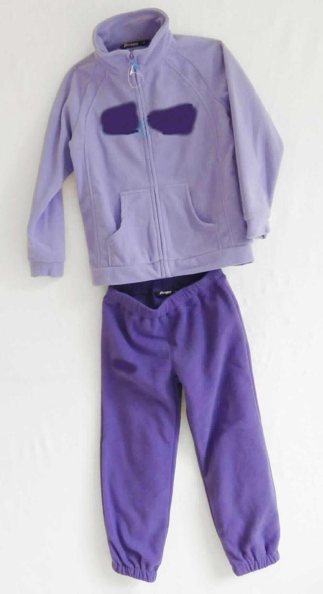 Sog. Smadol Kids Set, Art. 6904, Größe 116, Foto siehe Anlage,
- Zusammenstellung, bestehend aus einem Blouson und einer langen Hose,
- aus ca. 1,7 mm dicken, verschiedenen einfarbigen, beidseitig gerauten Gewirken (sog. Fleece) aus laut Antrag 
  100 % Polyester (synthetische Chemiefasern),
- keine Kombination, weil die Kleidungsstücke aufgrund der verschiedenen Farben nicht aus ein und demselben 
  Flächenerzeugnis hergestellt sind; aufgrund der fehlenden farblichen Abstimmung nicht erkennbar zueinander 
  passend, somit auch kein Trainingsanzug der Position 6112, 
- ohne Hinweise auf den Trägerkreis (unisex),
- lange Hose:
-- in der Taille abschließend, mit einem elastischen Taillenbund,
-- ohne Öffnung und ohne Verschluss,
-- mit knöchellangen Hosenbeinen, an den Beinabschlüssen elastisch verengt.

"Lange Hose, aus Gewirken, für Mädchen, aus synthetischen Chemiefasern"