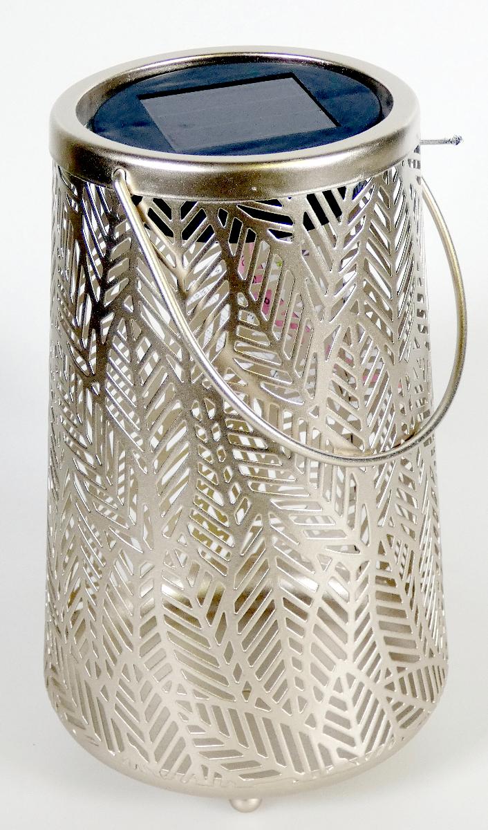 Es handelt sich um dekorative Tischleuchten, im Wesentlichen bestehend aus einem
etwa 18 cm großen Gehäuse mit einem Henkel vollständig aus unedlem Metall mit 
durchbrochen gearbeiteter Wandung in Form stilisierter Blätter, das am oberen Ende 
mit einem eingesetzten Kunststoffdeckel mit integrierter LED-Beleuchtung und 
Solarfeld mit Ein-/Aus-Knopf ausgestattet ist.
- Antragstellerangaben -

Die Erzeugnisse dienen üblicherweise dem Ausschmücken von Balkonen, Gärten und 
dergleichen. Das unedle Metall ist nach Umfang und Gesamteindruck sowie aufgrund 
seiner Bedeutung als Form und Stabilität verleihendes Material charakterbestimmend.

Derartige Erzeugnisse gehören als "andere Ziergegenstände aus unedlen Metallen,
weder versilbert, vergoldet oder platiniert" zur Codenummer 8306 2900 00 0 des
Zolltarifs.

Abbildung siehe Anlage.