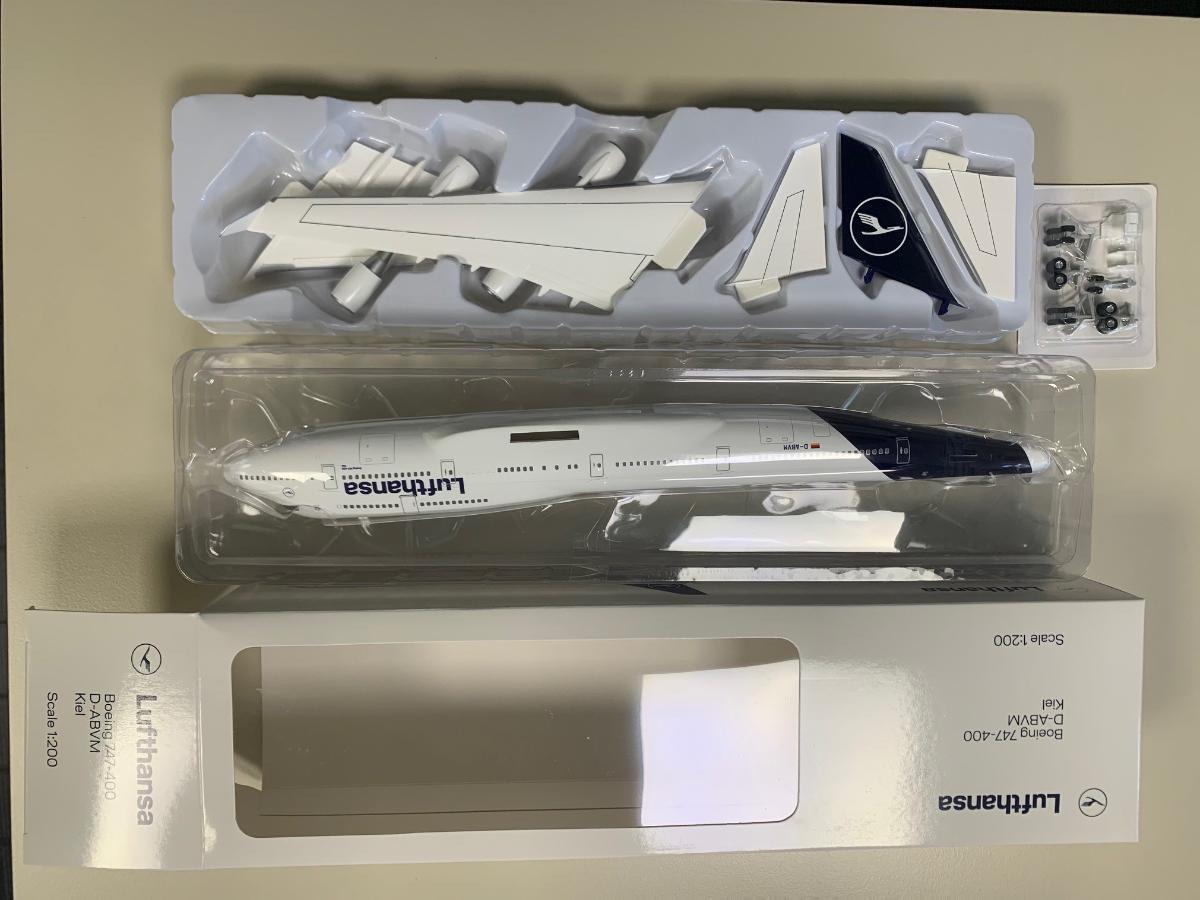 Bei den durch Beschreibung und vorgelegte Abbildungen veranschaulichten Waren handelt es sich um maßstabgetreu verkleinerte Flugzeugmodelle aus Kunststoff,
- noch nicht zusammengesetzt,
- in den Maßstäben 1/100, 1/130, 1/150, 1/200 und 1/250,
- bestehend aus folgenden Einzelteilen: Flugzeugrumpf, Heckflosse,zwei Tragflächen mit Triebwerk, zwei Höhenrudern und einem Sockel auf dem die Flugzeuge aufgestellt werden können, wahlweise ist ein Fahrwerk beiliegend, welches je nach Bedarf montiert werden kann,
- Modelle in Form von Nachbildungen verschiedener Flugzeugtypen,
- jeweils in einem bedruckten Pappkarton verpackt.

Die Waren sind als "maßstabgetreu verkleinerte Modelle zum Zusammenbauen" einzureihen.
