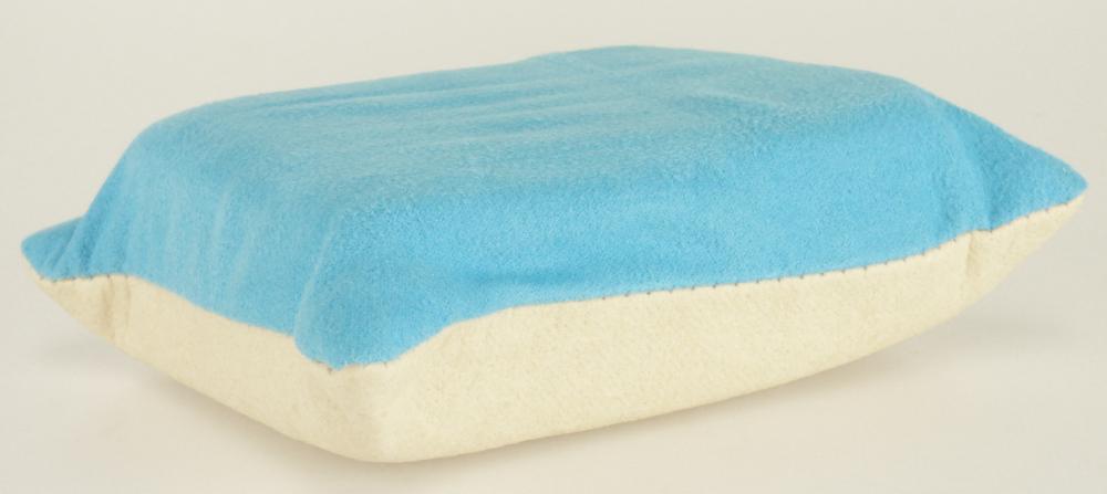Reinigungsschwamm, sog. Autoschwamm, HHM 406911, Foto siehe Anlage,
- zusammengesetzte Ware, bestehend aus einer anderen konfektionierten Ware (Reinigungstuch) und
  einem anderen Haushaltsartikel aus Kunststoff (Schwamm); in eine bedruckte Pappbanderole mit
  Aufhänger eingesteckt,
- annähernd quaderförmig, mit den Abmessungen (L x B x H): ca. 12 cm x 8 cm x 4 cm,
- der Schwamm ist vollständig von dem Reinigungstuch umhüllt,
- Reinigungstuch:
-- auf einer Seite aus einem einfarbigen, beidseitig gerauten Gewebe aus laut Antrag Chemiefasern,
-- auf der anderen gleichgroßen Seite aus einem beidseitig nicht vollständig mit augenscheinlich Kunst-
   stoff überzogenen Vliesstoff der Position 5603 aus laut Antrag Chemiefasern (keine Meterware des
   Kapitels 39),
-- an den Rändern zusammengenäht,
-- durch Zusammenfügen konfektioniert,
-- ohne Hinweise auf Handarbeit,
- Schwamm:
-- aus Zellkunststoff,
- dient dem Säubern von diversen Oberflächen (z. B. im Haushalt oder im Auto),
- sowohl das Reinigungstuch als auch der Schwamm verfügen über die objektiven Merkmale von Waren,
  die für die Reinigung mit Wasser und Reinigungsmitteln bestimmt sind; das Reinigungstuch verleiht der
  Ware jedoch u. a. aufgrund der besonderen Struktur seiner Oberflächen ihren wesentlichen Charakter;
  innerhalb der Position 6307 überwiegt im Hinblick auf den Umfang (im Sinne von Fläche) und die Be-
  deutung in Bezug auf die Verwendung weder das Gewebe noch der Vliesstoff des Reinigungstuches;
  somit bestimmt keines der beiden Flächenerzeugnisse den wesentlichen Charakter der Ware; sie ist
  damit der von den gleichermaßen in Betracht kommenden Unterpositionen (KN; 6307 1030 und
  6307 1090) in der Nomenklatur zuletzt genannten zuzuweisen.

"Andere konfektionierte Ware (Reinigungstuch), aus Spinnstoffen, aus Gewebe, nicht handgearbeitet"