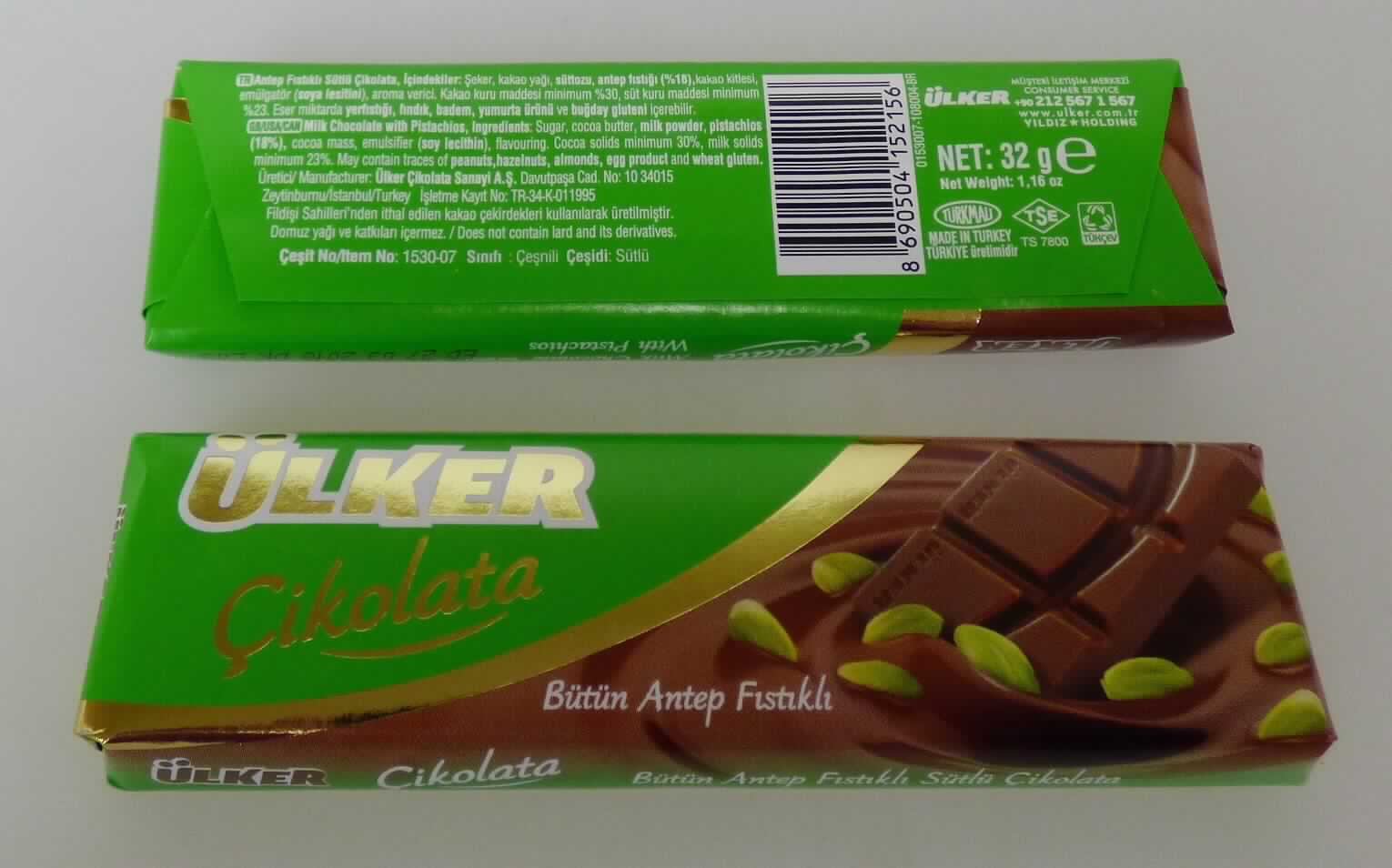 Angaben des Antragstellers:
Zusammensetzung lt. Verpackungsaufdruck: Zucker, Kakaopulver, Milchpulver, Pistazien (18%), Kakaomasse, Emulgator Sojalecithin, Aromen. Kakaogehalt mindestens 30%. Milchbestandteile mindestens 23%.
Verpackungseinheit: 32g und 70 g

Feststellungen anhand einer Warenprobe mit 32 g Nettogewicht:
Warenbeschaffenheit: Tafel (Abmessungen: ca. 11 cm x 3 cm x 1 cm) aus Milchschokolade, durchzogen mit ganzen Pistazien, in goldfarbener Aluminiumfolie, umgeben von bedrucktem Papier. Geschmack: nach Milchschokolade und Pistazien. Geruch: nach Milchschokolade

Milchfett*: 3 bis weniger als 6 GHT.
Milchprotein*: 2,5 bis weniger als 12 GHT.
Stärke/Glucose*: 0 bis weniger als 5 GHT.
Saccharose/Invertzucker/Isoglucose*: 30 bis weniger als 50 GHT.

* gem. Angaben des Antragstellers.

Befund:
Die Einreihung erfolgt auf der Grundlage der Antragsangaben i.V.m. den hier durchgeführten Untersuchungen. Danach liegt eine kakaohaltige Lebensmittelzubereitung in Form einer nicht gefüllten Tafel vor, die Getreide, Früchte oder Nüsse enthält.

Schokolade und andere kakaohaltige Lebensmittelzubereitungen: andere, in Form von Tafeln, Stangen oder Riegeln: nicht gefüllt: mit Zusatz von Getreide, Früchten oder Nüssen.