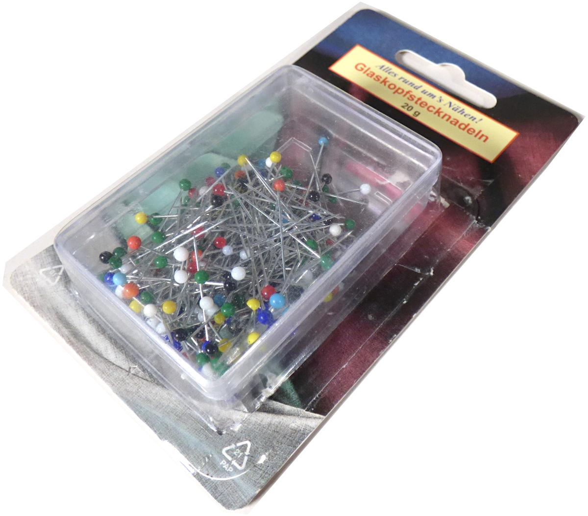 Es handelt sich um Stecknadeln mit zugespitztem Schaft aus Stahl und mit einem kugelrunden, einfarbigen Kopf aus Glas. Die Nadeln sind nach Gewicht (20 g) in einer Blisterverpackung für den Verkauf aufgemacht.
- Antragstellerangaben -

Abbildung siehe Anlage.

Derartige Waren gehören als "Stecknadeln, aus Stahl, anderweit weder genannt noch inbegriffen" zum TARIC-Code 7319 40 00 00, da es sich zolltarifrechtlich um aus verschiedenen Stoffen zusammengesetzte Waren handelt, deren wesentlicher Charakter nach dem Umfang und der Bedeutung für die Verwendung durch den Stahl bestimmt wird.