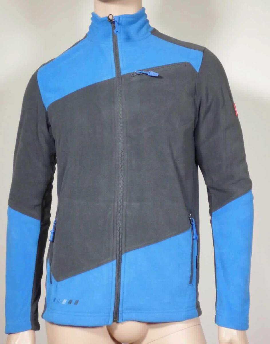 Strickjacke, sog. Fleece Jacke e.s. motion 2020, A3-Art. 7792046, Größe S, Foto siehe Anlage,
- in einem Polybeutel verpackt,
- aus ca. 1,2 mm dicken, verschiedenen einfarbigen, beidseitig gerauten Gewirken (sog. Fleece) aus laut Antrag 
  100 % Polyester (synthetische Chemiefasern); an den Ärmeln zusätzlich gefüttert,
- über den Schritt reichend (Rückenlänge: ca. 72 cm),
- mit einem Stehkragen,
- vorn mit einer durchgehenden Öffnung mit Reißverschluss; am Kragenrand mit einer kurzen Überlappung von
  links über rechts (Männerkleidung),
- mit langen Ärmeln,
- vorn mit drei eingesetzten Taschen mit Reißverschluss,
- am unteren Rand durch Umschlagen und Festnähen gesäumt,
- wird im Allgemeinen nicht über jeder anderen Kleidung und zum Schutz gegen das Wetter getragen, somit keine 
  Ware der Position 6101,
- weist weder aufgrund der Ausstattung (mit Ausnahme der Ärmel ungefüttert) noch des Schnitts (nicht in Bahnen 
  gearbeitet) eine gewisse Formfestigkeit auf, somit keine Jacke.

"Strickjacke, aus Gewirken, aus Chemiefasern, für Männer"