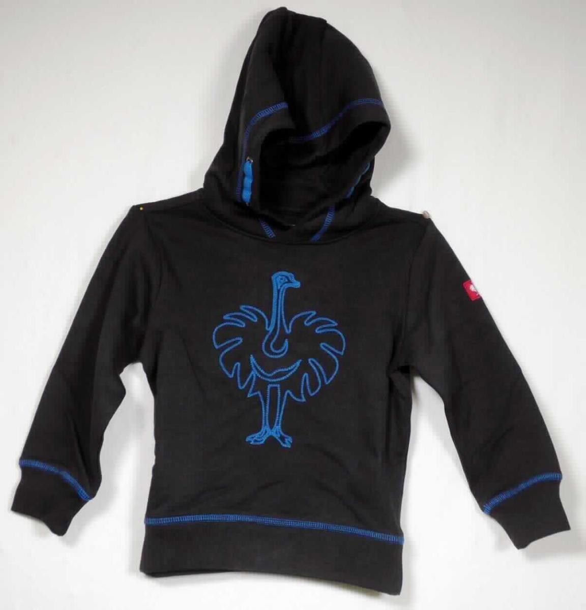 Blousonähnliches Kleidungsstück, sog. Hoody-Sweatshirt e.s. motion 2020, Kinder, A3-Art. 2114011, 
Größe 98/104, Foto siehe Anlage,
- in einem Polybeutel verpackt,
- aus ca. 1,3 mm dicken, einfarbigen, einseitig (Innenseite) gerauten Gewirken aus laut Antrag 50 % Baumwolle 
  und 50 % Polyester (synthetische Chemiefasern),
- über die Taille reichend (Rückenlänge: ca. 41 cm),
- mit einer Kapuze, deren Ränder vorn von links über rechts überlappen (Knabenkleidung),
- ohne Öffnung und ohne Verschluss,
- mit langen Ärmeln, die über den unteren Rand des Kleidungsstücks hinausreichen; an den Ärmelenden mit 
  gerippt gewirkten Bündchen verengt,
- vorn mit einer Stickerei verziert,
- am unteren Rand mit einem angesetzten, gerippt gewirkten, leicht verengenden Bund,
- erfüllt die Merkmale zur Einreihung als blousonähnliches Kleidungsstück, somit kein Pullover.

"Blousonähnliches Kleidungsstück, aus Gewirken, für Knaben, aus Chemiefasern"