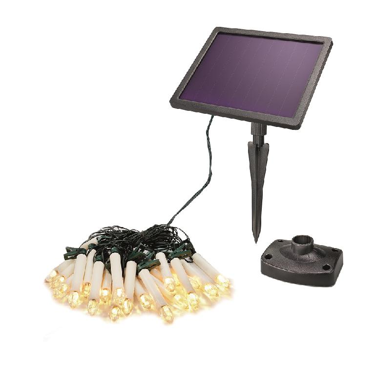 Es handelt sich um eine sog. "Solar Weihnachtsbaum Lichterkette mit 20 Kerzen", Art.-Nr. 102574. Sie besteht im Wesentlichen aus 20 warmweißen, 1,5 x 10 cm (d x H) großen LED-Kerzen mit Klemmvorrichtung, die in Abständen von ca. 50 cm durch Kabel miteinander verbunden sind. Das Erzeugnis ist mittels Kabel mit einem rechteckigen Solarmodul verbunden, das mit einem Akku ausgestattet ist, mit dem ein automatisches Einschalten bei Nacht und Abschalten bei Tagesanbruch erfolgt.

technische Daten auszugsweise:

Leuchtmittel: insgesamt 20 LED-Leuchtkerzen
Lichtfarbe: 2800 K warmweiß
Leuchtzeit: max. 10 Std. bei vollem Akku
Akku: 1 x 18650 LiFePo4 3,2V / 1600 mAh
Schutzklasse: III
Schutzart: IP44
Betriebsmodi: Dauerlicht oder Blinklicht (per Schalter frei wählbar)

Die Lichterkette wird gemeinsam mit zwei Befestigungsvorrichtungen aus Kunststoff in Form eines Standfußes und eines Erdspießes für das Solarpanel verpackt.

Sie ist als "elektrischer Beleuchtungskörper, anderweit weder genannt noch inbegriffen, nicht von den Unterpositionen (HS) 9405 11 bis 9405 29 erfasst, Lichterkette von der für Weihnachtsbäume verwendeten Art, ausschließlich zur Verwendung mit Leuchtdiodenlichtquellen bestimmt" einzureihen.