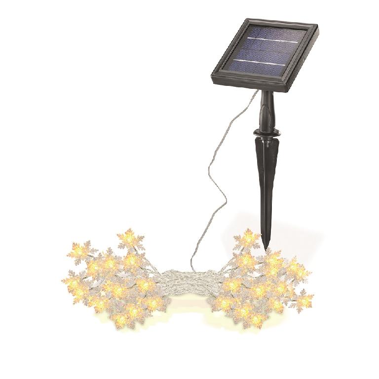 Die sog. Solar Deko Lichterkette mit Schneeflocken, Art. 102577, ist eine Lichterkette, die aus einer gedrehten Girlande aus zwei mit Kunststoff isolierten elektrischen Kabeln besteht und in gleichmäßigem Abstand von 30 cm mit 30 im Dauer- oder Blinklicht weißleuchtenden LED-Brennstellen mit transparentem Aufsatz aus Kunststoff in Schneeflockenform ausgestattet ist. Das Erzeugnis ist mittels Kabel mit einem rechteckigen Solarmodul verbunden, das mit einem Akku ausgestattet ist, mit dem ein automatisches Einschalten bei Nacht und ein Ausschalten bei Tagesanbruch erfolgt.

Technische Daten auszugsweise:

Leuchtmittel: 30 Schneeflöckchen mit je 1 LED
Lichtfarbe: 2800 K warmweiß
Betriebsmodi: Dauerlicht oder Blinklicht wählbar
Leitungslänge bis zur ersten Schneeflocke: ca. 2 m

Solarmodul: 4 V/ 375 mA, 1,5 Wp kristallin
Leuchtzeit: max. 10 Std. bei vollem Akku
Akku: 1 x 18650 LiFePo4 3,2V / 1600 mAh
Schutzklasse: III
Schutzart: IP44

Die Lichterkette wird gemeinsam mit zwei Befestigungsvorrichtungen aus Kunststoff in Form eines Standfußes und eines Erdspießes für das Solarpanel verpackt.

Sie ist als "elektrischer Beleuchtungskörper, anderweit weder genannt noch inbegriffen, nicht von den Unterpositionen (HS) 9405 11 bis 9405 29 erfasst, Lichterkette von der für Weihnachtsbäume verwendeten Art, ausschließlich zur Verwendung mit Leuchtdiodenlichtquellen bestimmt" einzureihen.