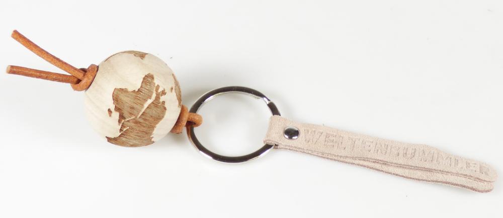 Es handelt sich um Kombinationen aus einem Schlüsselring (Außendurchmesser: etwa 35 mm) aus Stahldraht (Querschnittsabmessung: 3 mm), einem kugelförmigen, stilisierten Erdball (Durchmesser: etwa 35 mm) aus Holz, der mittels einer Lederschlaufe an dem Ring befestigt ist, sowie einem länglichen, flachen Lederband, das zu einer Schlaufe geformt, mittels eines Niets aus Stahl zusammengehalten wird und an dem Schlüsselring angebracht ist. Das Band ist mit dem Schriftzug "Weltenbummler" versehen.
Die Erzeugnisse sind zur Aufnahme und Aufbewahrung von Schlüsseln bestimmt.
- Antragstellerangaben -
Bei den aus verschiedenen Stoffen zusammengesetzten Erzeugnissen bestimmt der Schlüsselring aus Stahldraht insbesondere in Bezug auf die Bedeutung für die Verwendung den Charakter des Ganzen.

Abbildung siehe Anlage.

Derartige Erzeugnisse gehören als "andere Waren aus Stahldraht" zum TARIC-Code 7326 2000 90.