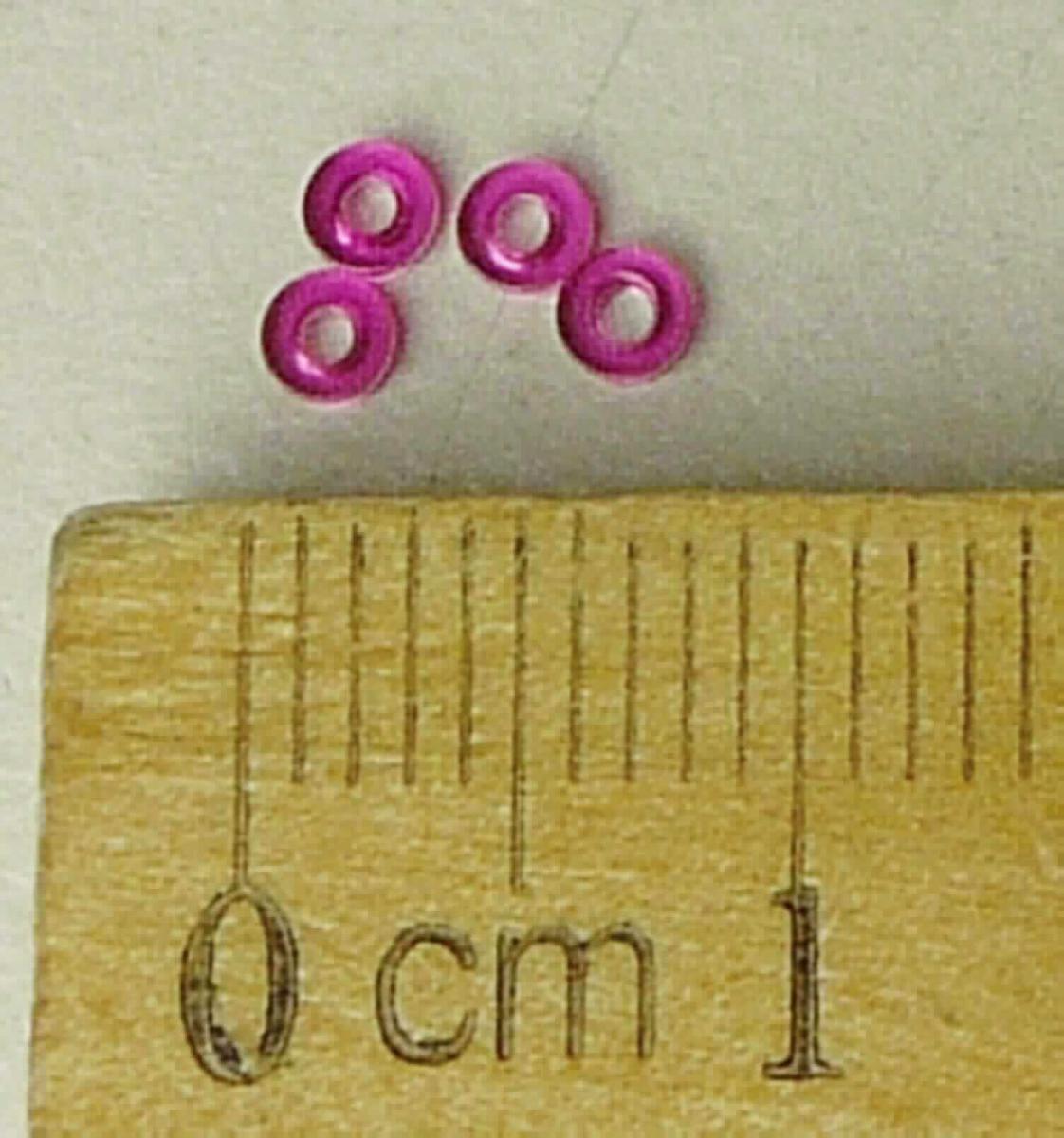 Es handelt sich um kleine runde Ringe (Außendurchmesser: etwa 2 mm) aus synthetisch hergestelltem Rubin. Die augenscheinlich geschliffenen und polierten Erzeugnisse sind einseitig mit einer Vertiefung (sog. Ölsenkung) ausgestattet. Die Ringe werden in mechanische Messuhren (nicht Gegenstand dieser vZTA) eingebaut, dienen dort im Messwerk der Lagerung von Trieben und reduzieren die Reibung der Triebzapfen. 
-Antragstellerangaben-

Eine Einreihung als Teil oder Zubehör, hauptsächlich zur Verwendung in Messuhren geeignet, scheidet mangels Erkennbarkeit aus.

Abbildung siehe Anlage.

Derartige Erzeugnisse gehören als "andere (als in dem TARIC-Code 7116 2011 00 genannte) Waren aus synthetischen Edelsteinen oder Schmucksteinen" zum TARIC-Code 7116 2080 00.