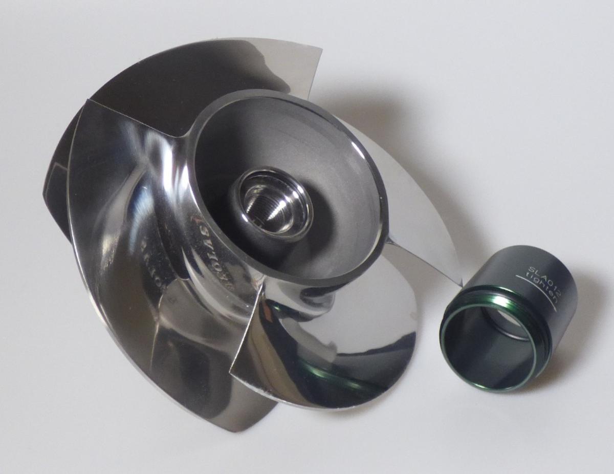Antriebsrad für Jetski,
- aus einem vierflügeligen Antriebsrad aus Edelstahl mit einer durchgängien, zentrischen
  Bohrung und Radnabenendwasserverschluss, mit einem Durchmesser von 159 mm
  (Abbildung siehe Anlage),
- zum Antrieb eines Jetski, indem durch die Rotationsbewegung des Rotors Schub
  erzeugt wird.

"Nichtelektrische Maschinenteile, Schiffsschrauben und Schraubenflügel dafür,
 nicht aus Bronze - sog. Antriebsrad für Jetski"