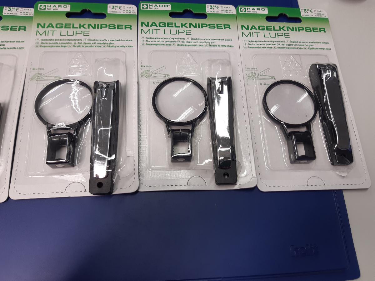 "Nagelknipser mit Lupe"

- Warenzusammenstellung in Aufmachung für den Einzelverkauf, bestehend aus

- einem Nagelknipser mit Klingen aus nicht rostendem Stahl

- einer Lupe, mit integriertem Magnet, zum Anbringen auf dem Nagelknipser, um größere Präzision
  beim Schneiden der Nägel zu erreichen

- gemeinsam in einer Blisterpackung aufgemacht

- der Nagelknipser ist hinsichtlich des Wertes und der Bedeutung für die Verwendung
  charakterbestimmend

Abbildung siehe Anlage

Derartige Erzeugnisse gehören als "Instrument, für die Maniküre oder Pediküre mit arbeitendem Teil aus unedlem Metall zum TARIC-Code 8214 2000 00