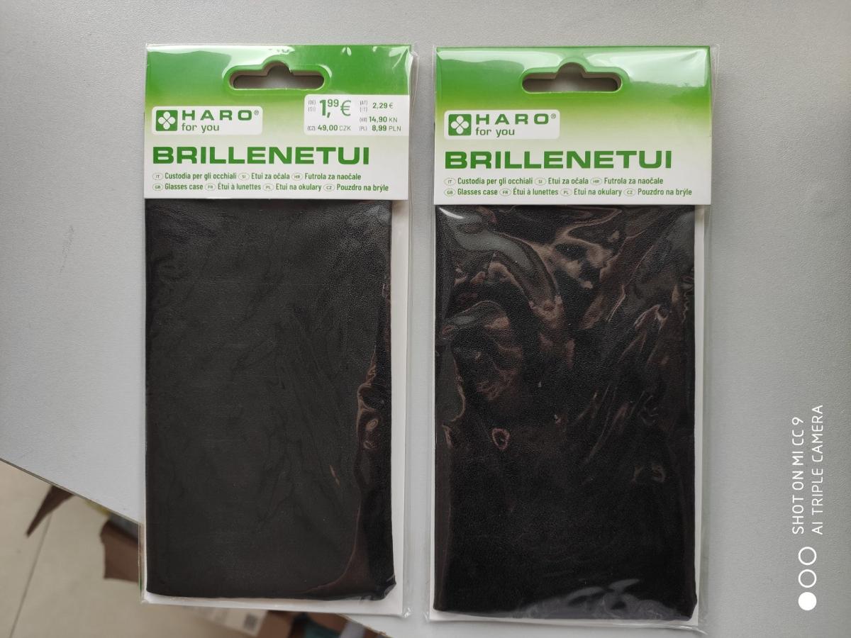Brillenetui, Foto siehe Anlage,
- mit einer Außenseite aus Kunststofffolien (narbenartig geprägt),
- als Stecketui gearbeitet; an einer Schmalseite offen,
- mit einem im Rand der offenen Seite eingenähten Metallstreifen als Verschluss,
- in den Abmessungen: ca. 17,5 cm x 9 cm,
- in drei unterschiedlichen Ausführungen:
- - rot (Artikel 10126),
- - schwarz (Artikel 10133),
- - gold (Artikel 10134),
- in Form und Größe zur Aufnahme einer Brille gearbeitet.

"Brillenetui, Taschen- oder Handtaschenartikel, mit Außenseite aus Kunststofffolien"