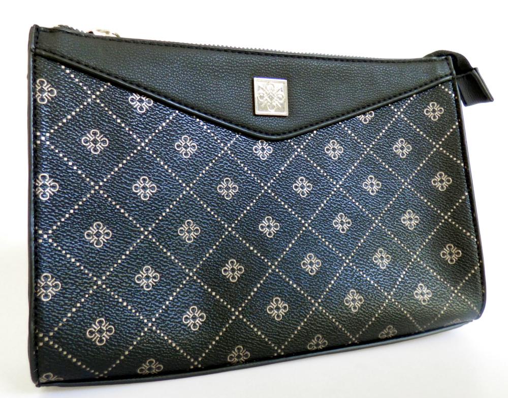 Handtasche, sog. Catwalk Handtasche VT10163, Foto siehe Anlage,
- mit einer Außenseite aus Kunststofffolien (lederartig geprägt und musterbildend bedruckt),
- mit einem abnehmbaren, längenverstellbaren Schultertragegurt,
- an einer Längsseite mit einem eingesetzten Reißverschlussfach,
- das Hauptfach ist mit einem entlang des oberen Randes verlaufenden Reißverschluss versehen,
- - gefüttert; innen mit einem aufgesetzten, offenen Einsteckfach und einem eingesetzten
    Reißverschlussfach ausgestattet,
- mit den Abmessungen: ca. 24,5 cm (Breite) x 17 cm (Höhe) x 6,5 cm (Tiefe),
- Handtasche, da aufgrund der Größe und des Gesamteindrucks in erster Linie dazu geeignet,
  kleinere, persönliche Gegenstände aufzunehmen.

"Handtasche, mit Außenseite aus Kunststofffolien"