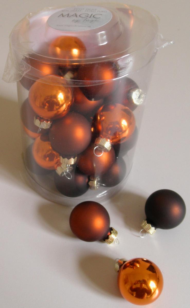 Nach den Antragsangaben und dem vorgelegten Warenmuster ("Baumkugeln, 7905539") handelt es sich um sog. Christbaumkugeln in Form von glänzenden bzw. matt glänzenden Kugeln aus Glas mit einem Durchmesser von ca. 3 cm. Die unifarbenen, in kupferfarbenen und rötlichen Farbtönen gestalteten Erzeugnisse sind mit einem silberfarbenen, traditionellen Metallkrönchen und einer Öse zum Aufhängen in einem Weihnachtsbaum ausgestattet. Die Kugeln sollen zum Schmücken des Weihnachtsbaums verwendet werden.
Sie sind in einer runden, klarsichtigen Kunststoffschachtel für die Abgabe zum Einzelverkauf aufgemacht (Inhalt 23 Stück). 

Es handelt sich zolltarifrechtlich um Dekorationsartikel für Weihnachtsbäume und somit um "Festartikel, Weihnachtsartikel, aus Glas".