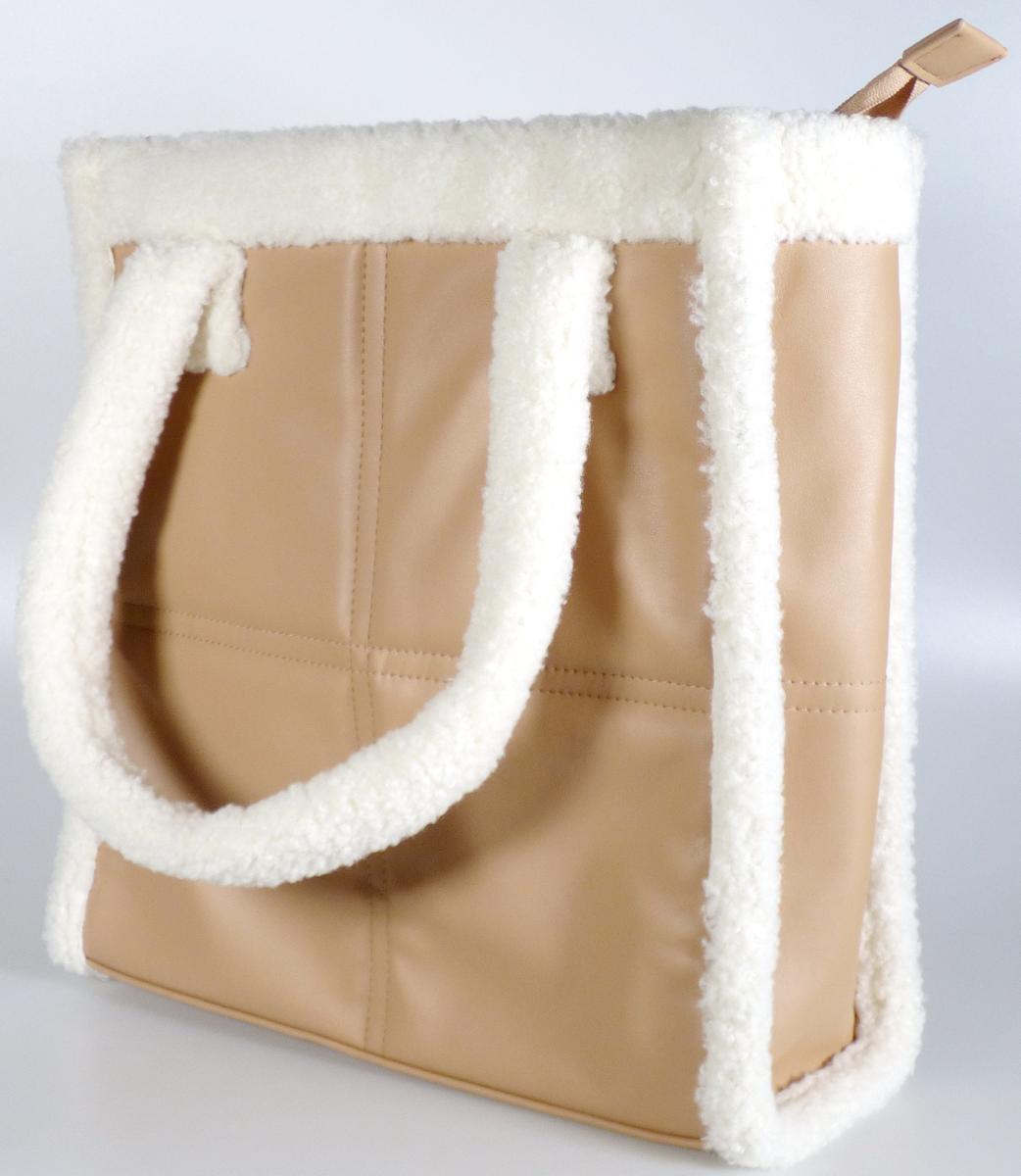 Umhängetasche, sog. Shopper Catwalk NT2768, Foto siehe Anlage,
- mit einer flächenmäßig überwiegenden Außenseite aus Kunststofffolien (charakterbestimmend);
  mit Steppnähten verziert,
- an den Rändern und Kanten mit Besätzen aus Plüschgewirken aus Spinnstoff,
- mit zwei Handtragegriffen,
- mit einem entlang des oberen Randes verlaufenden Reißverschluss versehen,
- - gefüttert; innen mit einem aufgesetzten, offenen Einsteckfach und einem eingesetzten
    Reißverschlussfach ausgestattet,
- mit den Abmessungen: ca. 34 cm (Breite) x 33 cm (Höhe) x 14 cm (Tiefe),
- keine Einreihung als Handtasche aufgrund der Größe.

"Ähnliches Behältnis, anderes als in den Unterpositionen 4202 1110 bis 4202 3900 genannte,
 mit Außenseite aus Kunststofffolien, anderes als in den Unterpositionen 4202 9211 bis 4202 9215
 genannte"