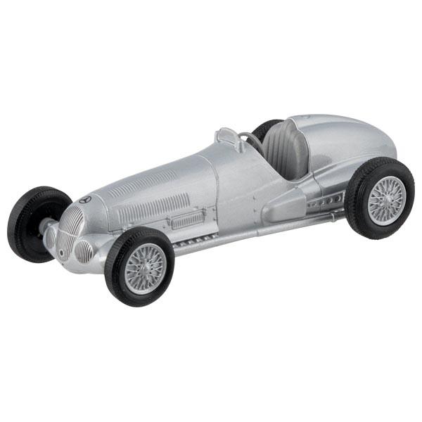 Bei der vorliegenden Ware handelt es sich um ein Spielzeug in Form eines Modells
("Mercedes-Benz W125 [1937]"),
- einen Rennwagen Mercedes-Benz W125 im Maßstab von 1:34 darstellend,
- mit den Abmessungen von ca. 12 x 5 x 3,5 cm,
- mit einer Karosserie aus unedlem Metall und
- mit einem Unterboden, einem Innenraum und einer kleinen Windschutzscheibe aus Kunststoff
  gefertigt,
- mit einem offenen Innenraum (kein Dach und Türen) gestaltet,
- mit vier beweglichen Rädern aus Kunststoff versehen,
- mit einem Rückzugmotor ausgestattet,
- dient der spielerischen Unterhaltung von Personen,
- in einer bunt bedruckten Showbox verpackt.

Im Hinblick auf den Umfang und das äußere Erscheinungsbild verleiht das unedle Metall der Ware ihren wesentlichen Charakter.

Derartige Erzeugnisse werden zolltarifrechtlich als "anderes als von den Unterpositionen (KN)
9503 0010 bis 9503 0070 erfasstes Modell, mit eingebautem Motor, nicht aus Kunststoff" eingereiht.
