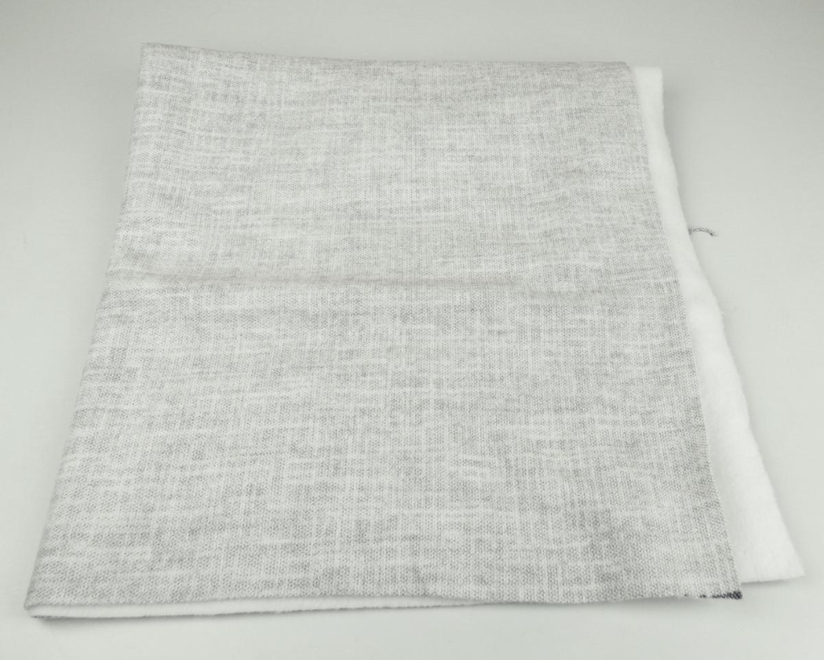 Textillaminat, sog. Möbelbezugstoff, Art. Phoenix WR, Foto siehe Anlage,
- als Meterware, mit einer Breite von laut Antrag 142 cm,
- laut Untersuchungsergebnis:
-- aus zwei mit ihrer ganzen Fläche aufeinanderliegenden und so miteinander durch Kleben verbundenen
   Lagen:
--- mit einer Oberlage (Schauseite):
---- aus einem geschmirgelten und bedruckten Kettengewirke aus synthetischen Chemiefasern (laut
     Antrag Polyester),
---- keine Elastomergarne oder Kautschukfäden enthaltend,
---- kein Samt, Plüsch, Schlingengewirke oder Schlingengestricke, somit keine Ware der Position 6001,
--- mit einer Unterlage:
---- aus einem gerauten Kuliergewirke aus synthetischen Chemiefasern,
- das die Schauseite bildende Kettengewirke verleiht der Ware insbesondere im Hinblick auf die
  Bedeutung in Bezug auf die Verwendung als Möbelbezugsstoff ihren wesentlichen Charakter.

"Kettengewirke, anderes als solche der Positionen 6001 bis 6004, aus synthetischen Chemiefasern,
 anderes als in der Unterposition 6005 35 genannte, bedruckt"