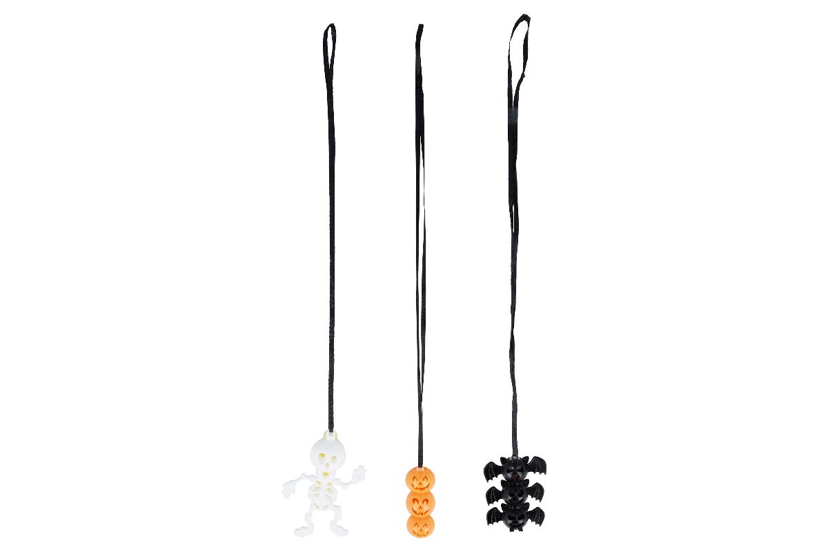 Leuchtstabfiguren aus Kunststoff mit Schnur für Halloween:

Bei der als "Glow Pendant" bezeichnete Ware in drei  verschiedenen Designs handelt es sich um Figuren aus Kunststoff in einer Höhe von rd. 6 cm und einer Breite von rd. 5 cm, am oberen Rand mit einer Bohrung versehen und mit einer "Schnur" aus Spinnstoffen, wodurch ein Tragen der Ware als Fantasieschmuck ermöglicht wird. In die Figuren wird eine rd. 5 cm lange zylindrische Hülse eingeschoben, die eine fluresszierende Flüssigkeit enthält, wodurch die Ware im Dunkeln leuchtet.
Die Waren in den Designs Skelett, Kürbis und Fledermaus sind jeweils einzeln in einer Verpackung aus Kunststoff für den Einzelverkauf aufgemacht. 
 
Abbildung siehe Anlage.
Bei den aus verschiedenen Stoffen bestehenden Waren sind die Figuren aus Kunststoff charakterbestimmend. Von ihnen selbst geht bereits eine "schmückende Wirkung" im Sinne einer Verwendung als Fantasieschmuck aus.

Derartige Erzeugnisse sind als "anderer Fantasieschmuck" der Codenummer 7117 9000 00 0 zuzuweisen.