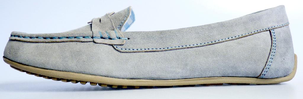 Slipper, sog. Damen Mokassins, Farbe: hellblau, Größe 37, Foto siehe Anlage
- mit Laufsohlen aus Kautschuk/Kunststoff; ohne Hauptsohle aus Holz,
- mit Oberteil (geschlossenes Blatt) aus Leder,
- auf das Oberteil sind Verstärkungsteile aus Leder aufgesetzt,
- mit Zierbesatz (geknotetes Lederband) im Vorderfußbereich,
- ohne Metallschutz in der Vorderkappe,
- nicht den Knöchel bedeckend,
- mit einer Länge der Innensohle von ca. 24,7 cm,
- als Frauenschuhe erkennbar.

"Schuhe mit Laufsohlen aus Kautschuk/Kunststoff und Oberteil aus Leder, andere als in den
 Unterpositionen 6403 1200 bis 6403 9991 genannte, mit einer Länge der Innensohle von mehr
 als 24 cm, für Frauen, andere als in der Unterposition 6403 9998 10 genannte"
