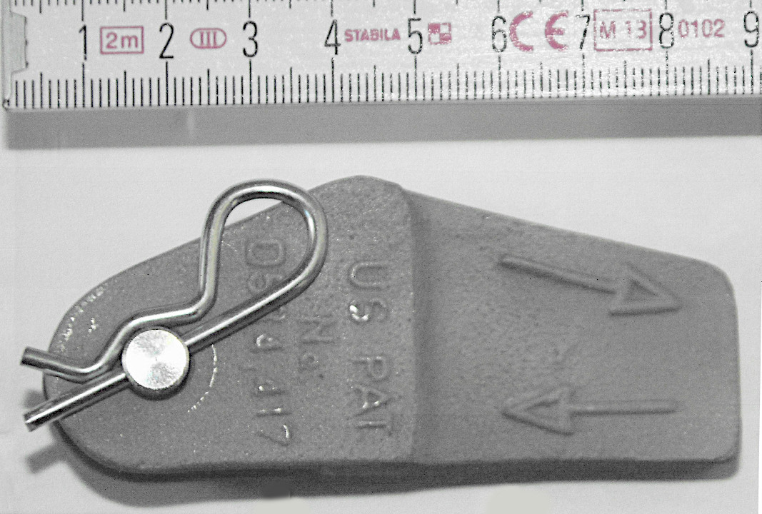 Es handelt sich um sog. Kabel-Aufhänger, im Wesentlichen bestehend aus einem nahezu trapezförmigen Aufhängegehäuse aus einer gegossenem Aluminiumlegierung mit gewichtsmäßig vorherrschendem Aluminiumgehalt, einer aus demselben Material gefertigten Kabelklemme, sowie einem Bolzen und einem sog. Sicherungsbügel aus Stahl. Die Ware dient der Fixierung eines an einem Messflügel (nicht Gegenstand dieser vZTA) angeschlossenen Kabels.

Abbildung siehe Anlage.

Aluminium herrscht gewichtsmäßig gegenüber Stahl vor.

Eine Einreihung in die Position 9015 als Teil oder Zubehör für ein hydrologisches Messgerät kommt aufgrund der unspezifischen Form und der allgemeinen Verwendungsmöglichkeit nicht in Betracht.

Derartige Erzeugnisse gehören als "andere (als in den TARIC-Codes 7616 9910 10 bis 7616 9910 91 genannte) Waren aus gegossenem Aluminium" zum TARIC-Code 7616 9910 99.