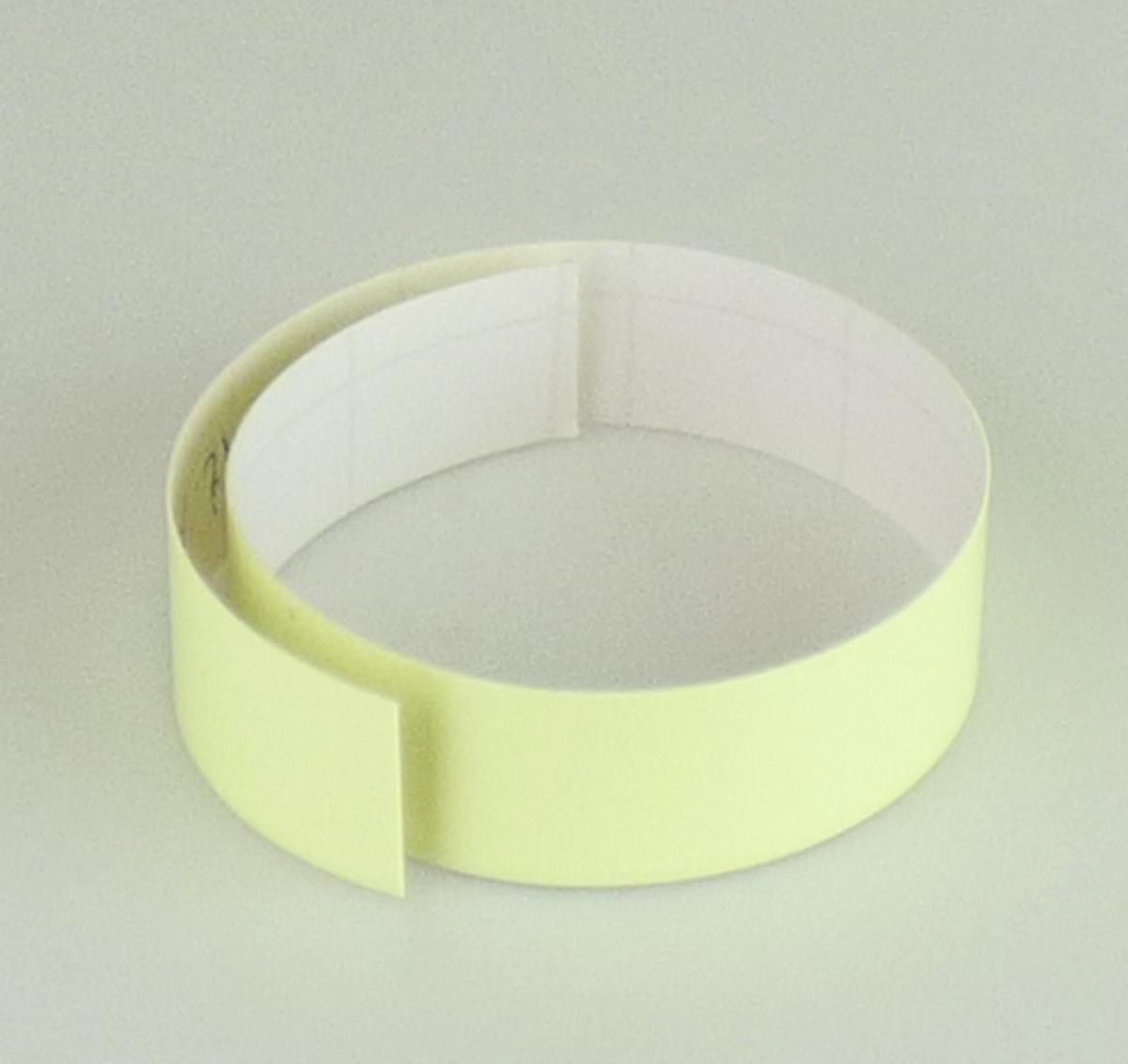 Angaben des Antragstellers:
Klebeband (2m x 1,8cm)
Material: PET, Glue

Feststellungen an einem Warenmuster:
Es wurde ein Abschnitt eines selbstklebenden Bandes aus Polyethylenterephthalat vorgelegt. Das Band ist ca. 1,8cm breit, leicht gelblich und auf der Rückseite mit einem Schutzpapier versehen. Das Band leuchtet im Dunkeln und ist mit einem Acrylatkleber versehen.
Entsprechend einer vorliegenden Abbildung wird das Band auf Rollen gehandelt.

Befund:
Es handelt sich um ein selbstklebendes Band aus Kunststoff der Unterposition (KN) 3919 1080.