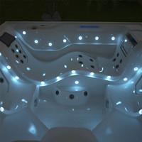 Sog. Outdoor Whirlpool Stream Big, ggf.  in Form einer Warenzusammenstellung in Aufmachung für den Einzelverkauf, bestehend aus einem im Hinblick auf die Bedeutung für die Verwendung charakterbestimmenden, ca. 207,5 cm x 207,5 cm x  88 cm großen Becken aus Kunststoff (PMMA) mit einem Rahmen aus Aluminium und einer Verkleidung aus naturfaserverstärktem Kunststoff (WPC), einer Füllhöhe von 80 cm und einer Füllmenge von 1300 l, mit Sitzmulden und 3 Kopfstützen. Integriert in den Whirlpool sind eine Heizung, Pumpen,  ein Bedienelement, ein Filter, ein Ozonreinigungssystem, LED sowie 34 in Intensität und Richtung regulierbare Massagedüsen. Zur äußeren Form siehe Abbildung in der Anlage. 
Die Vorrichtung wird mit Wasser befüllt und dient der durch Wasserdruck bewirkten mechanischen Massage des Benutzers.
Die Ware ist in einem Karton (bzw. ggf. als Warenzusammenstellung mit Treppe und Thermoabdeckung in zwei Kartons, deren Einheit durch Barcodes und die Beschreibung festgestellt werden kann) verpackt.

Sie wird als "Massagegerät, kein elektrisches Vibrationsmassagegerät" eingereiht.