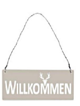 Es handelt sich um rechteckige, flache Schilder aus unedlem Metall, die neben einer kleinen Abbildung eines stilisierten Tierkopfes mit Geweih mit der Aufschrift "WILLKOMMEN" bedruckt sind. Die Erzeugnisse sind an der Oberseite mit einem Draht aus unedlem Metall als Aufhängevorrichtung zur Befestigung z. B. an einer Wand ausgestattet und mit einem farbigen Überzug versehen.
Abmessungen (Höhe x Breite): 8 cm x 25 cm.
-Antragstellerangaben-

Abbildung siehe Anlage.

Derartige Erzeugnisse gehören als "Hinweisschilder und ähnliche Schilder, aus unedlen Metallen" zur Codenummer 8310 0000 00 0 des Zolltarifs.