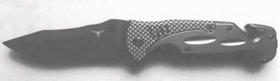 "Taschenmesser in Carbonoptik"; 
aus verschiedenen Bestandteilen zusammengesetzte Ware, bestehend aus

- einem Klappmesser (Taschenmesser) 

- - mit schneidender, nicht feststehender Klinge aus unedlem Metall (arbeitender Teil)
    und Griffschalen ebenfalls aus unedlem Metall

- - die Klinge ist im Griff untergebracht und kann ausgeklappt und verriegelt werden

- - Klingenlänge ca. 90 mm, Grifflänge ca. 120 mm

- einem Gurtschneider in Form einer innenliegenden Klinge im hinteren Bereich des Griffes

- einem Scheibenzertrümmerer in Form einer Hartmetallspitze am Ende des Griffes

- das Klappmesser bestimmt insbesondere im Hinblick auf die Bedeutung für die Verwendung 
  den Charakter der zusammengesetzten Ware

Abbildung siehe Anlage.

Derartige Erzeugnisse gehören als "Messer mit schneidender, nicht feststehender Klinge aus Stahl, kein Messer der Pos. 8208" zum TARIC-Code 8211 9300 00.