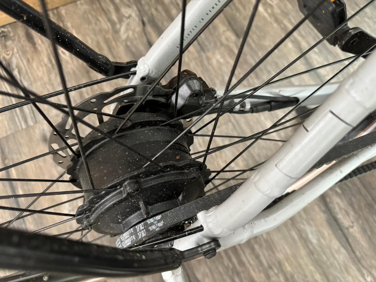 Fahrräder mit Hilfsmotor, Foto siehe Anlage,

- im Wesentlichen bestehend aus:

- - einem in der Hinterradnabe integriertem Elektromotor mit einer Leistung von laut

    ergänzenden Angaben 250 Watt,

- - einer Kurbelgarnitur,

- - zwei Pedalen

- - zwei Rädern,

- - einem Sattel und einer Sattelstütze,

- - einer im Rahmen integrierten Aufnahmevorrichtung für den Akkumulator,

- unvollständig, da laut Antrag ohne Akkumulator (weist jedoch im vorliegenden Zustand

  bereits die wesentlichen Beschaffenheitsmerkmale der vollständigen Ware auf),

- keine Einreihung in die Unterposition 8711 6090, da die Ware schon von der Unterposition

  8711 6010 erfasst wird.



"Fahrräder mit Elektrohilfsmotor (Pedelec), mit einer Trethilfe, mit einer Nenndauerleistung von 250 Watt oder weniger"