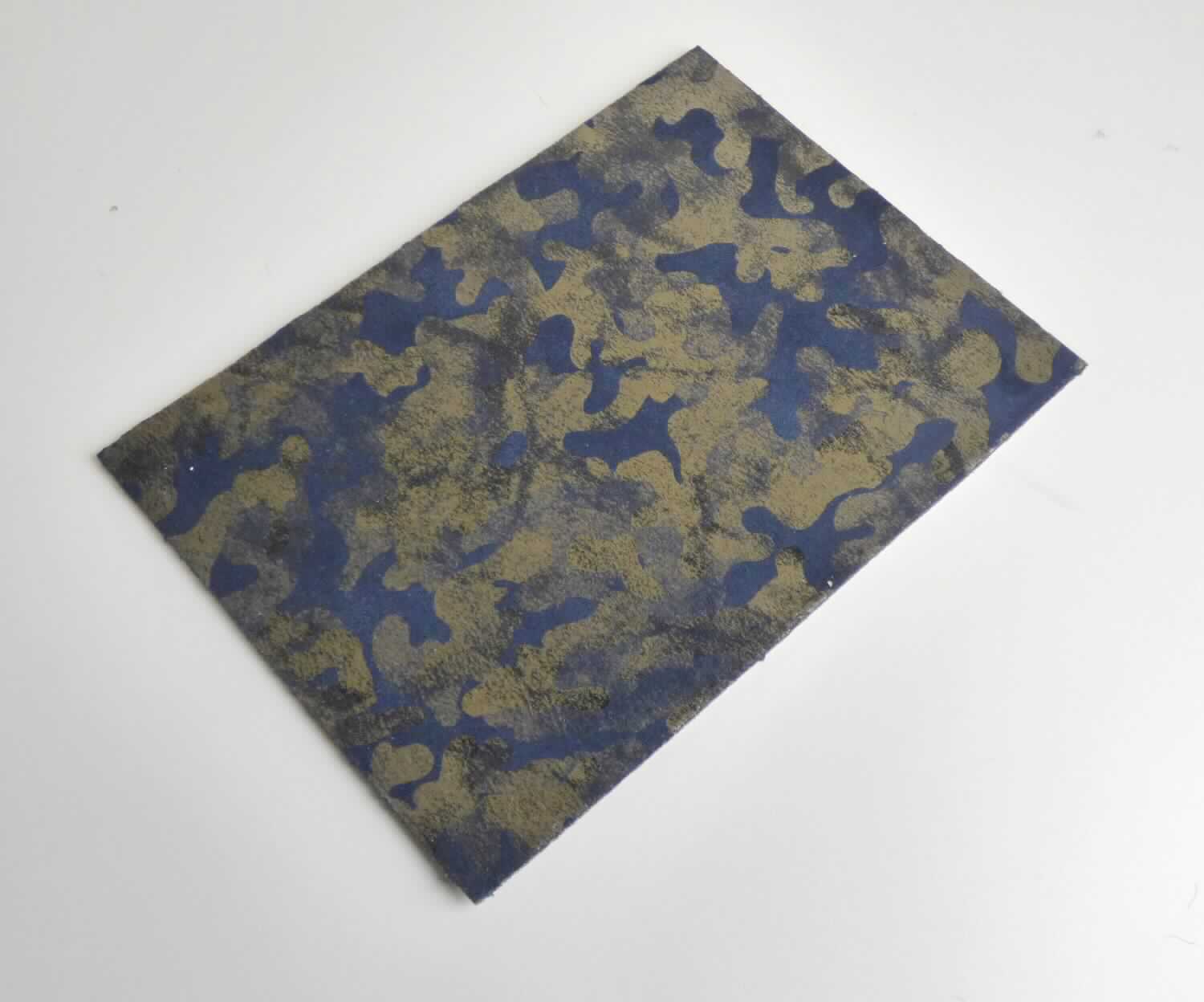 Gewebe mit Kunststofflage, sog. Material zur Schuhherstellung, Foto siehe Anlage,
- als Meterware, mit einer Breite von laut Antrag 135 cm,
- laut Untersuchungsergebnis:
-- aus drei mit ihrer ganzen Fläche aufeinander liegenden und so miteinander durch Kleben verbundenen Lagen:
--- mit einer Außen- und Innenlage aus einem bedruckten bzw. gefärbten Gewirke (