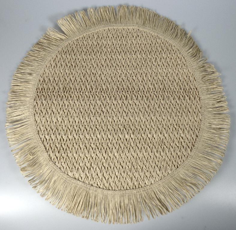 Platzset, sog. Platzmatte, Art.-Nr.: V20220922, Foto siehe Anlage,
- rund; mit einem Durchmesser von laut Antrag ca. 38 cm,
- aus Gewirken, aus gefalteten und gedrehten Papiergarnen der Position 5308 (somit keine Ware aus
  Flechtstoffen des Kapitels 46 und keine Ware aus Papier des Kapitels 48); am Rand mit angesetzten,
  zu Schlingen von ca. 4,5 cm gearbeiteten Fransen,
- durch Zusammennähen konfektioniert,
- dient als Untersetzer z. B. für Teller bei Tisch; wird insbesondere wegen des Materials üblicherweise
  nicht gewaschen und kennzeichnet sich aufgrund des Verwendungszwecks und der Ausstattung als
  Ware zur Innenausstattung, somit keine Tischwäsche der Position 6302.

"Andere Ware zur Innenausstattung (Platzset) aus Spinnstoffen, keine Ware der Position 9404,
 aus Gewirken"