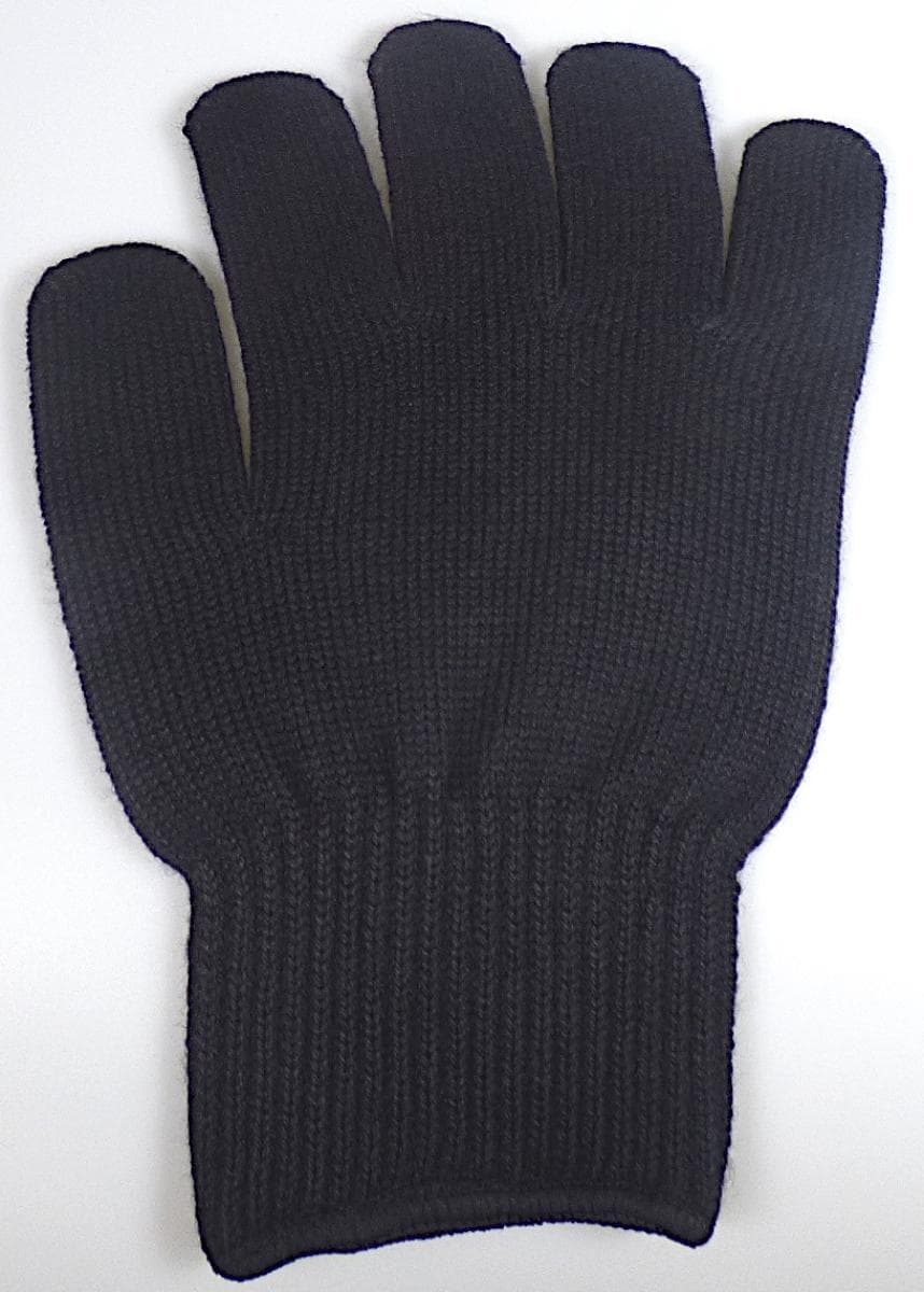 Fingerhandschuh, sog. Schutzhandschuh f. Lockenstab, Art. 164214, in Erwachsenengröße,
Foto siehe Anlage,
- in einem Polybeutel verpackt,
- als Fünffingerhandschuh gearbeitet,
- aus ca. 1,8 mm dicken, einfarbigen Gewirken aus laut Antrag 100 % Baumwolle (daher keine Ware
  der Unterposition (HS) 6116 93),
- abgepasst gewirkt,
- am Handgelenk mit einer gerippt gewirkten, elastischen Stulpe,
- am unteren Rand durch eine Überwendlichnaht gesäumt.

"Fingerhandschuh, aus Gewirken, andere als in der Unterposition 6116 10 genannte, aus
 Baumwolle"