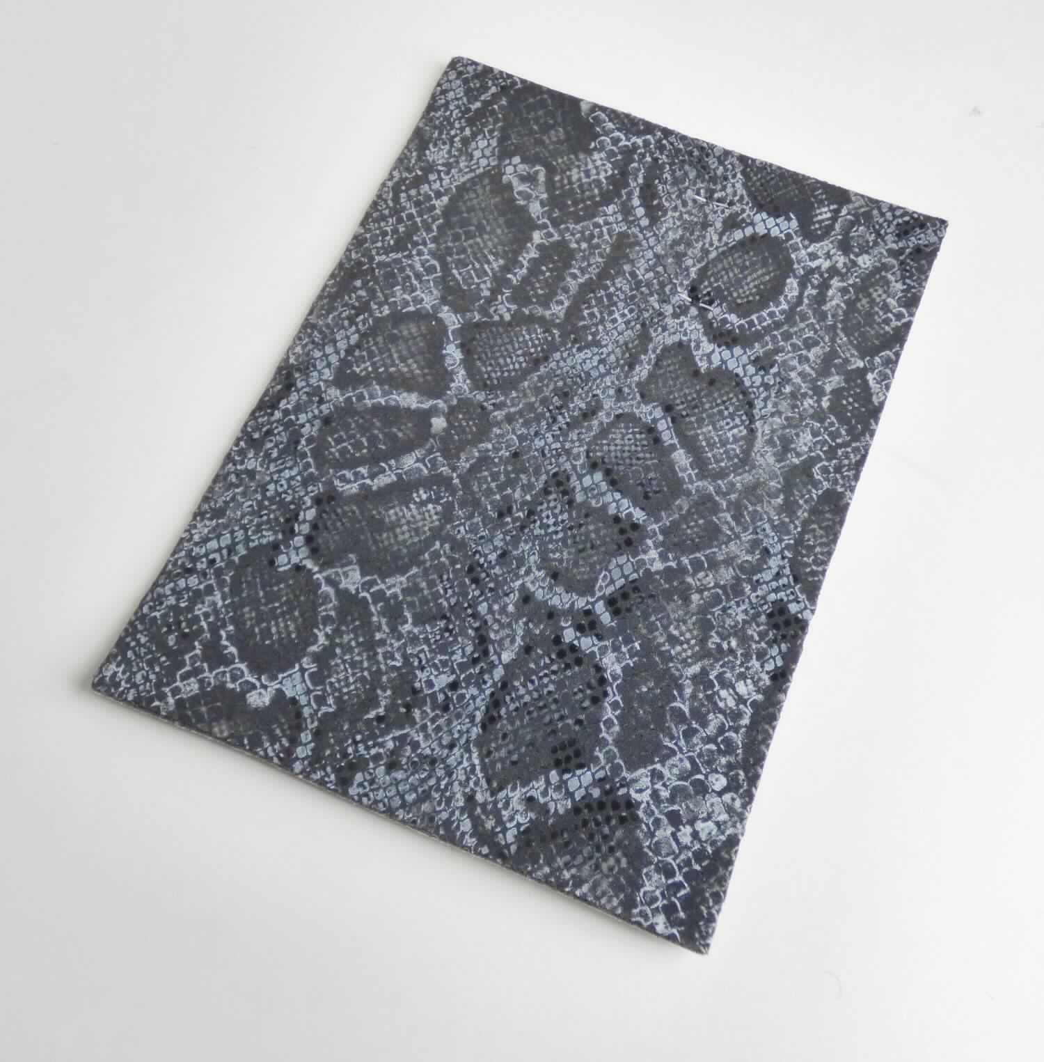 Gewebe mit Kunststofflage, sog. Material zur Schuhherstellung, Foto siehe Anlage,
- als Meterware, mit einer Breite von laut Antrag 135 cm,
- laut Untersuchungsergebnis:
-- aus drei mit ihrer ganzen Fläche aufeinander liegenden und so miteinander durch Kleben verbundenen Lagen:
--- mit einer Außen- und Innenlage aus einem bedruckten bzw. gefärbten Gewirke (
