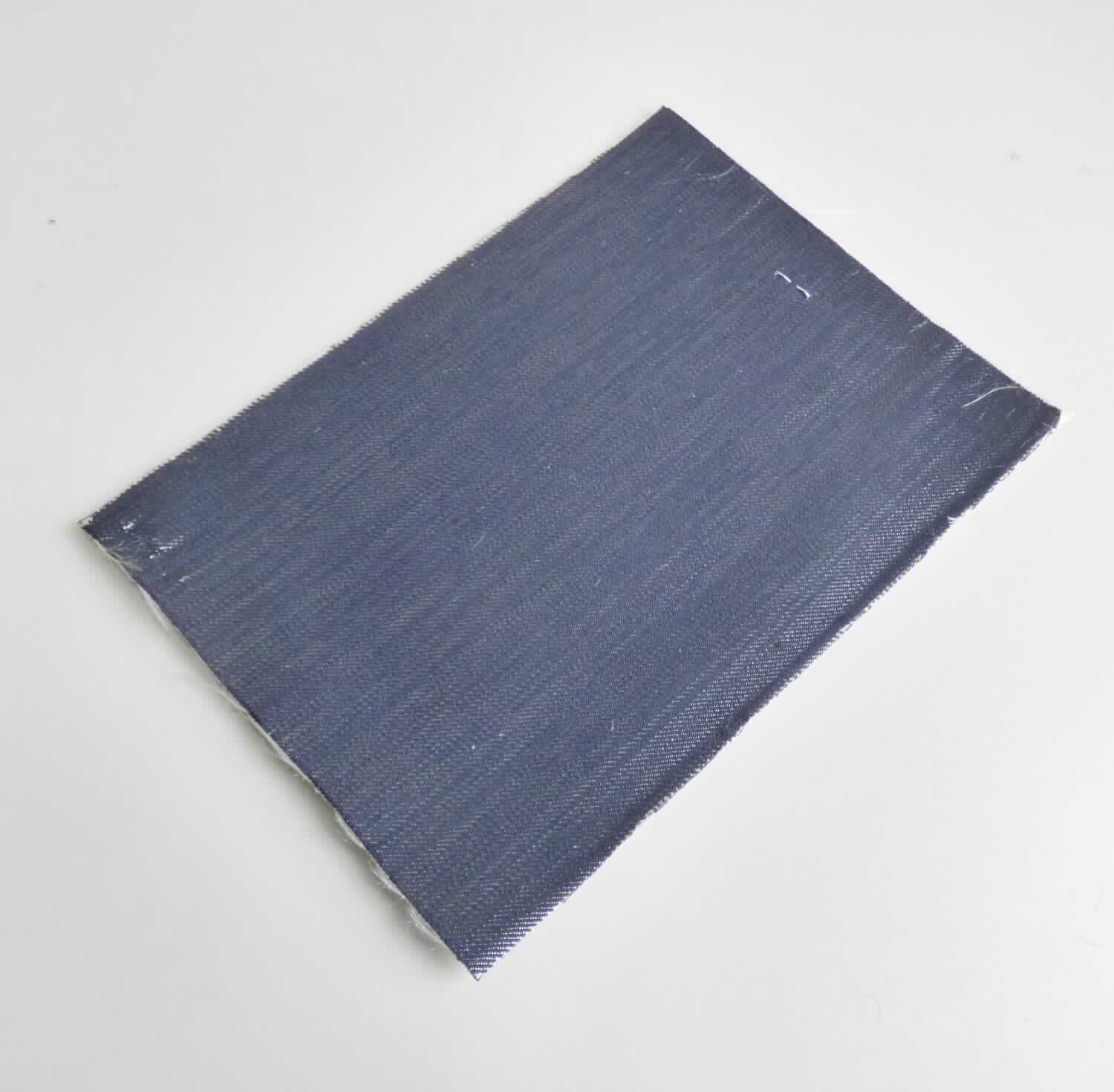 Textillaminat, sog. Material zur Schuhherstellung, Foto siehe Anlage,
- als Meterware, laut Antrag mit einer Breite von 130 cm,
- laut Untersuchungsergebnis:
-- aus zwei mit ihrer ganzen Fläche aufeinander liegenden und so miteinander durch Kleben verbundenen Lagen: 
--- mit einer Oberlage (Schauseite):
---- aus einem buntgewebten Gewebe in vierbindiger Köperbindung,
----- mit Garnen aus synthetischen Filamenten (laut Antrag Polyester) und Garnen aus Baumwolle,
---- mit einem Gesamtanteil an:
----- synthetischen Filamenten von ca. 36,3 GHT,
----- Baumwolle von ca. 63,7 GHT (einschließlich Kleber),
---- nicht auf Handwebstühlen hergestellt,
---- kein Denimgewebe,
---- mit einem Quadratmetergewicht von ca. 230 g,
--- mit einer Unterlage:
---- aus einem einfarbigen Kuliergewirke aus synthetischen Chemiefasern,
- insbesondere im Hinblick auf die Bedeutung in Bezug auf die Verwendung verleiht das die Schauseite bildende 
  Gewebe der Ware ihren wesentlichen Charakter.

"Gewebe aus Baumwolle, mit einem Anteil an Baumwolle von weniger als 85 GHT, ausschließlich mit Chemiefasern gemischt, mit einem Quadratmetergewicht von mehr als 200 g, buntgewebt, kein Denim, in 4-bindigem Köper, nicht auf Handwebstühlen hergestellt"