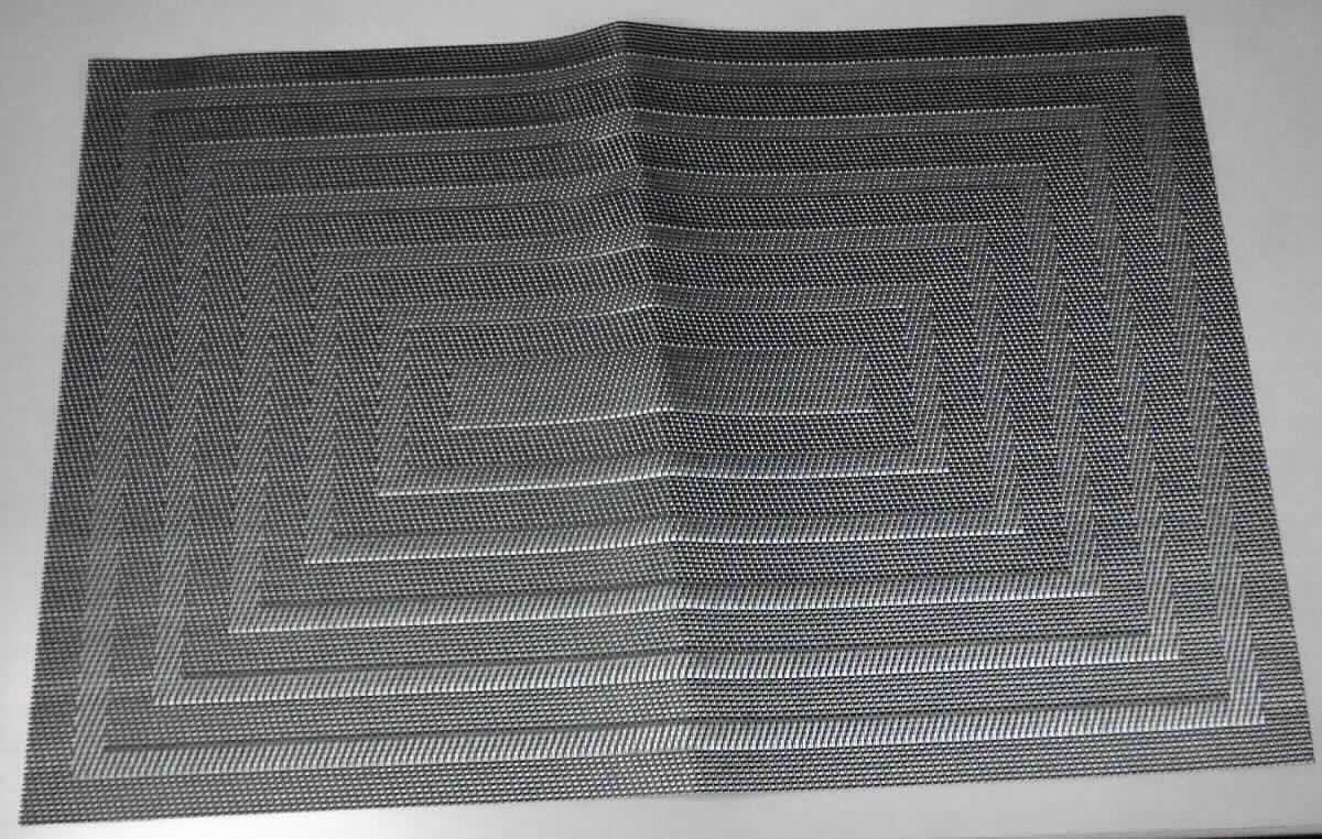 Platzset, Art. 20856900, Foto siehe Anlage,
- rechteckig zugeschnitten (somit nicht konfektioniert); laut Antrag mit den Abmessungen von 30 cm x 45 cm,
- aus einem buntgewebten Gewebe aus Garnen aus synthetischen Chemiefasern (laut Antrag Polyester), die vor 
  dem Weben mit dem bloßen Auge wahrnehmbar mit Kunststoff (laut Antrag Polyvinylchlorid) umhüllt (überzogen) 
  worden sind (Garne der Position 5604).

"Gewebe, mit Kunststoff (Polyvinylchlorid) überzogen, anderes als solche der Position 5902"